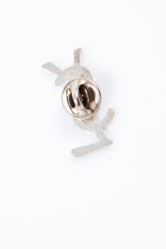 Broche «YSL» Cassandre en tono plateado de Yves Saint Laurent