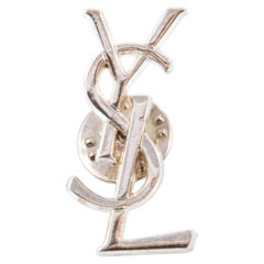 Broche «YSL» Cassandre en tono plateado de Yves Saint Laurent