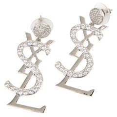 Yves Saint Laurent Silberfarbene YSL lange Ohrringe in Silbertönen