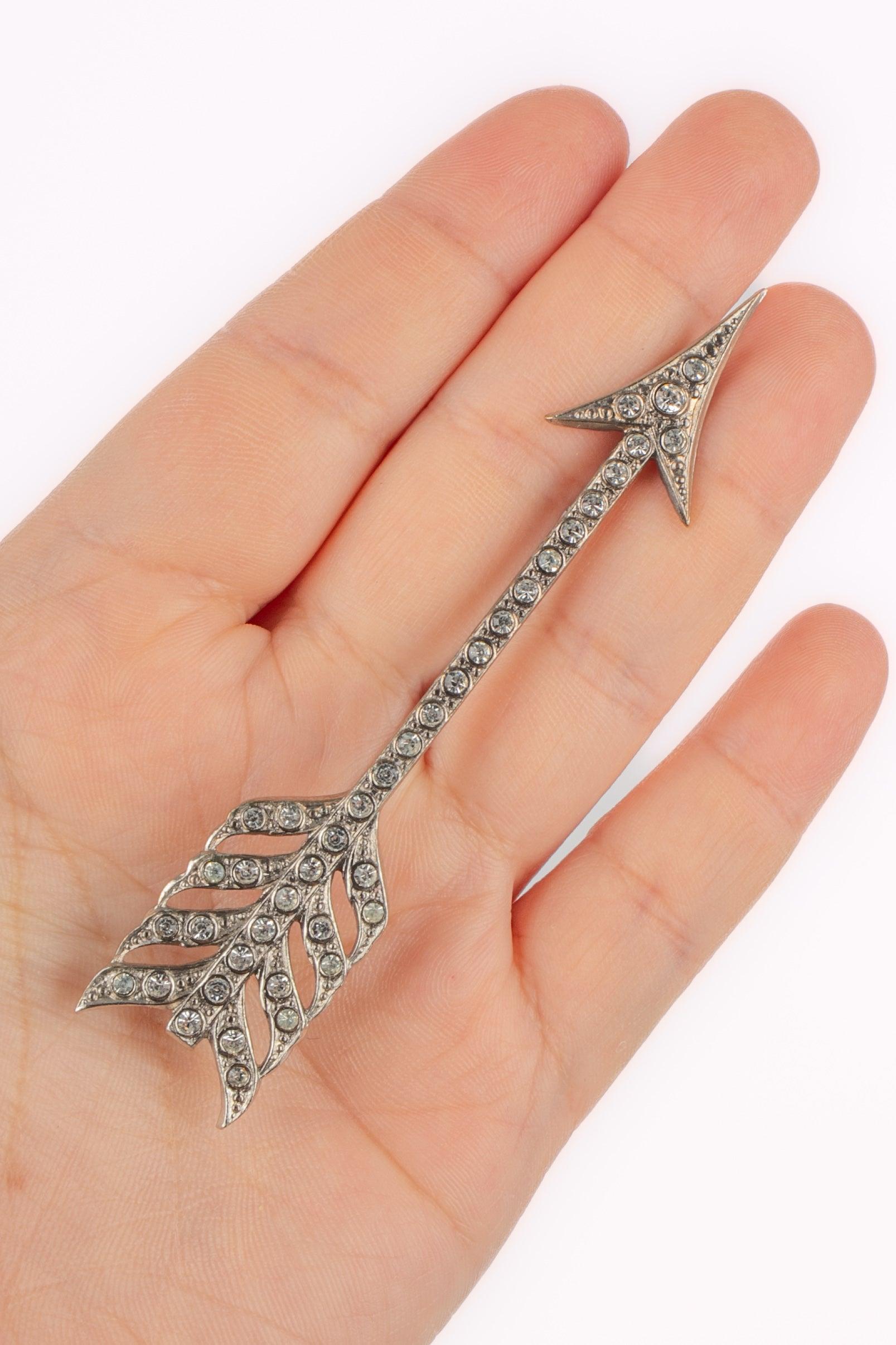 YVES SAINT LAURENT - Silvery metal brooch ornamented with Swarovski rhinestones.

Additional information:
Condition: Very good condition
Dimensions: Length: 9 cm

Seller Reference: BR58