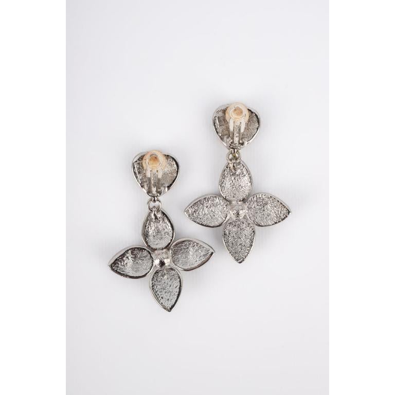 Yves Saint Laurent Silvery Metal Clip-on Earrings In Excellent Condition For Sale In SAINT-OUEN-SUR-SEINE, FR