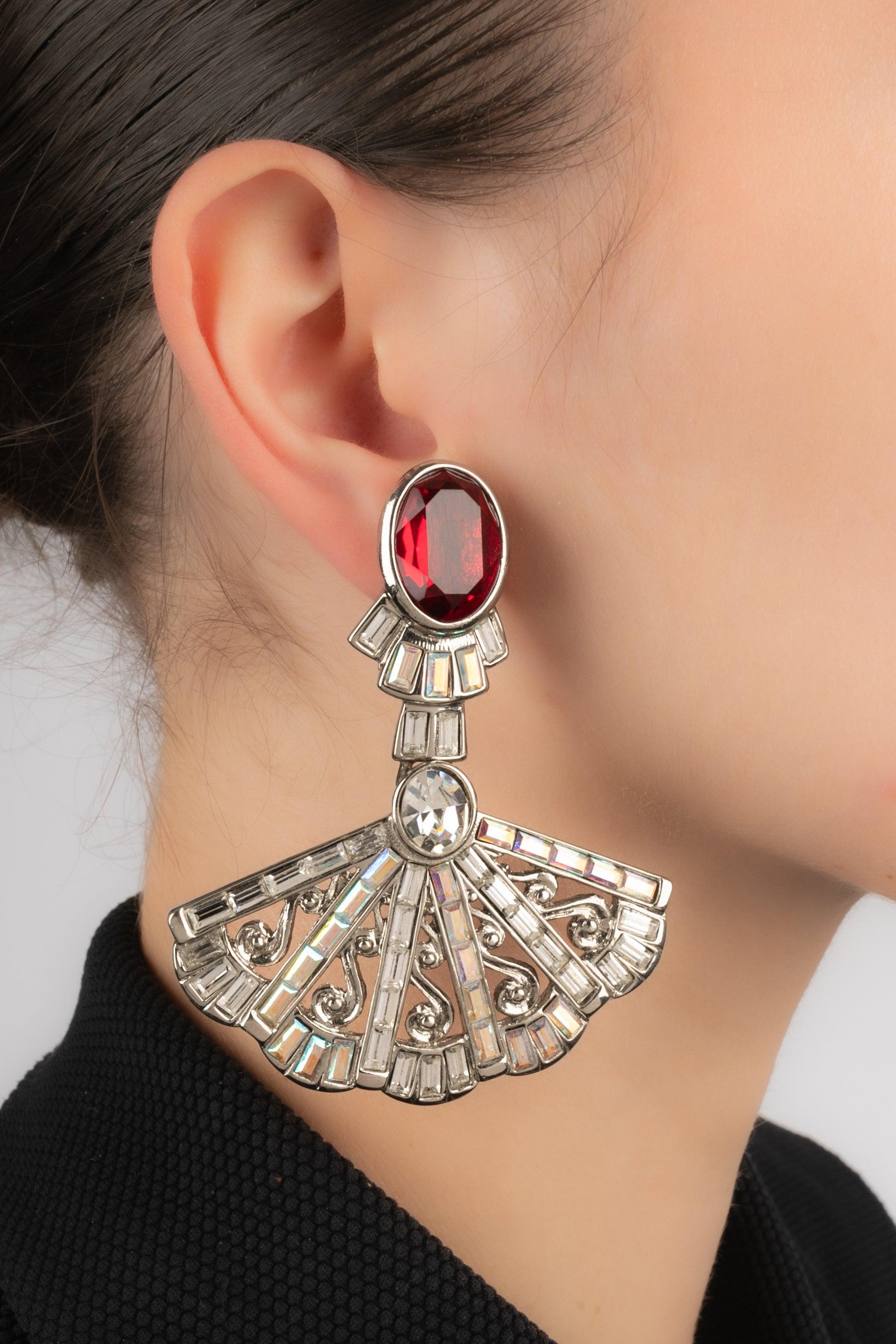 Yves Saint Laurent Silvery metal Clip-On Earrings with Rhinestones For Sale 4