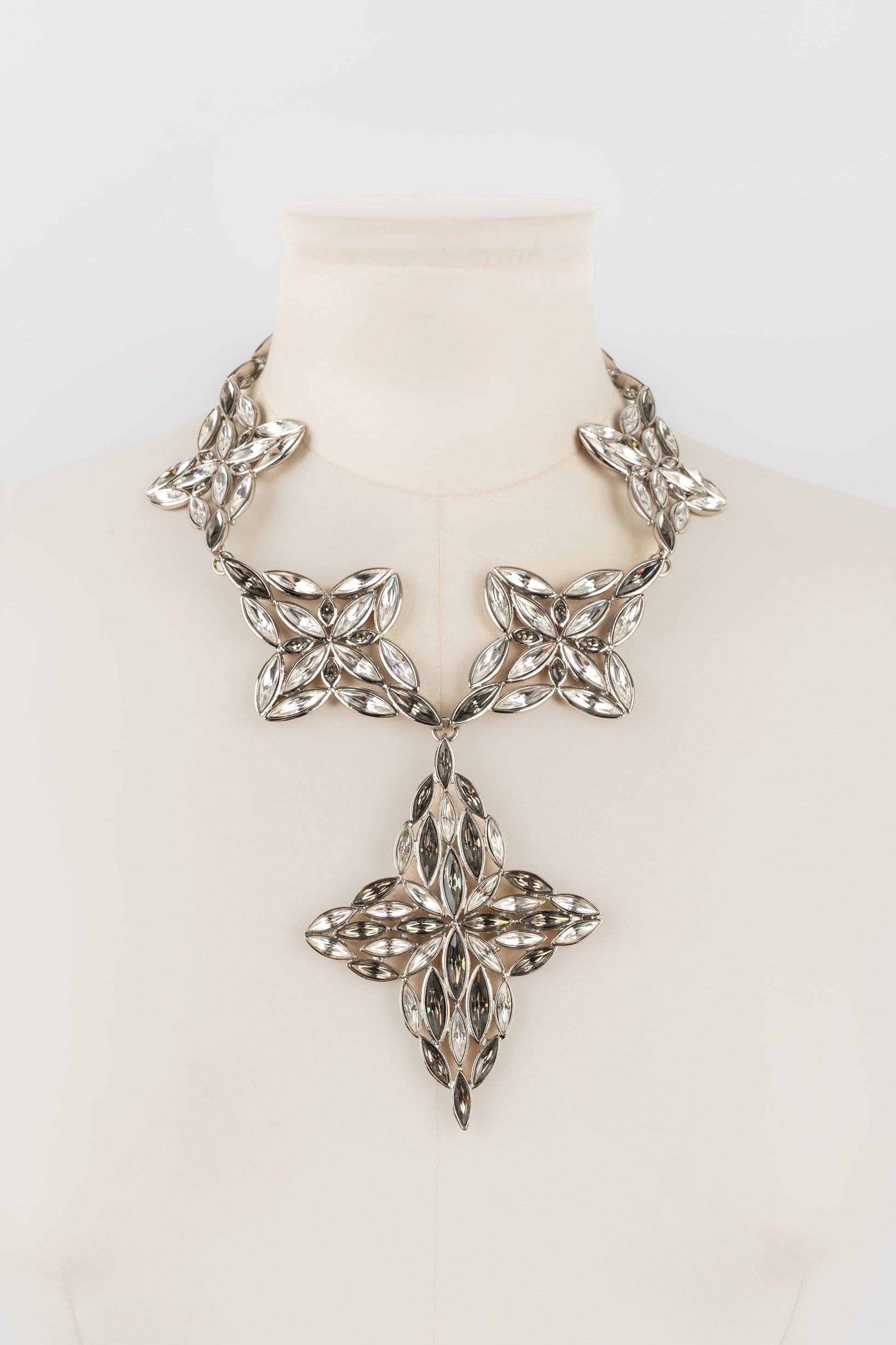 Yves Saint Laurent - (Made in France) Silvery metal necklace ornamented with rhinestones.

Additional information:
Condition: Very good condition
Dimensions: Length: from 42 cm to 48 cm

Seller Reference: BC211