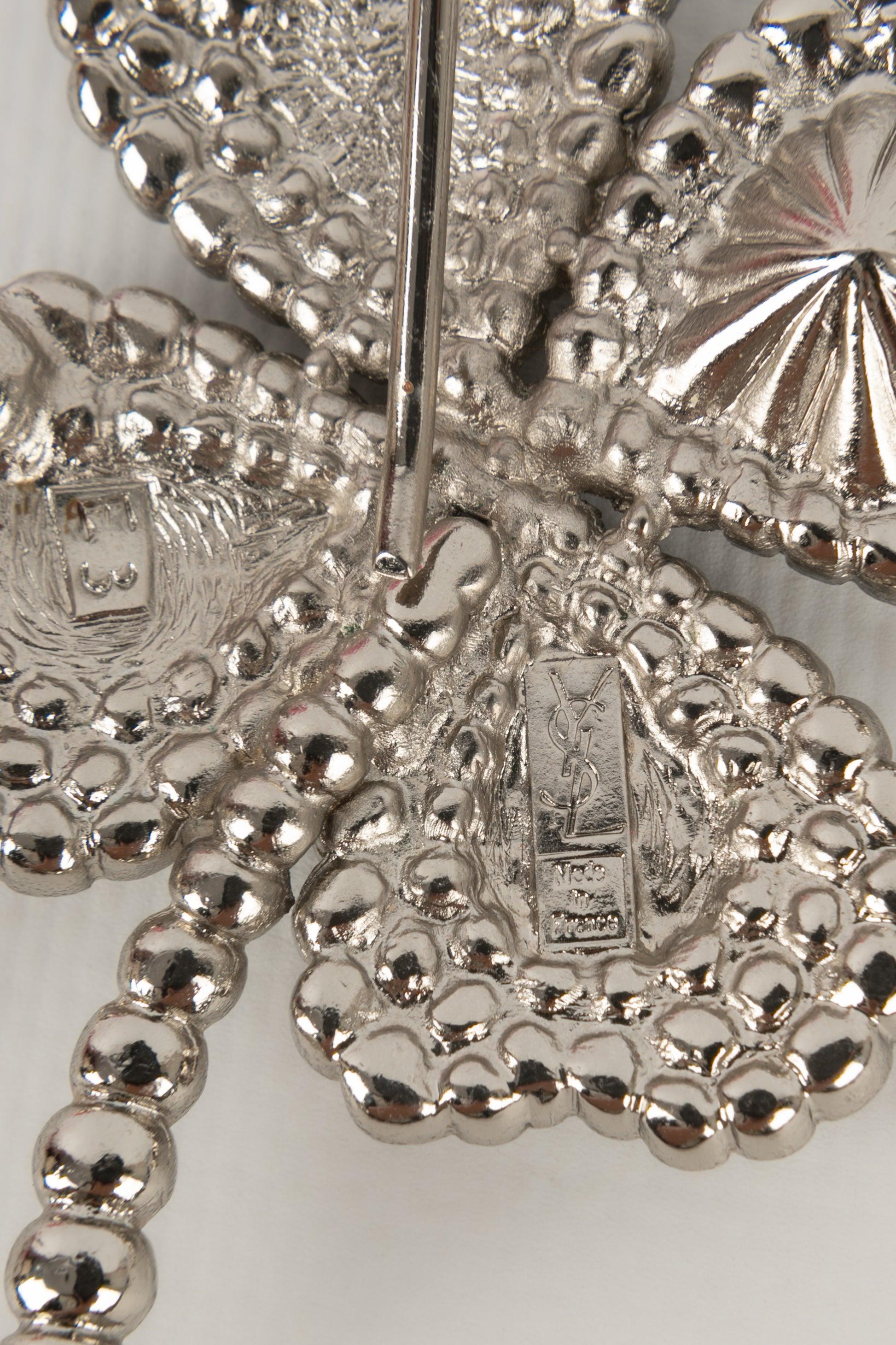 Yves Saint Laurent Silberne Metall-Anhänger-Brosche aus Metall, verziert mit Strasssteinen im Angebot 1