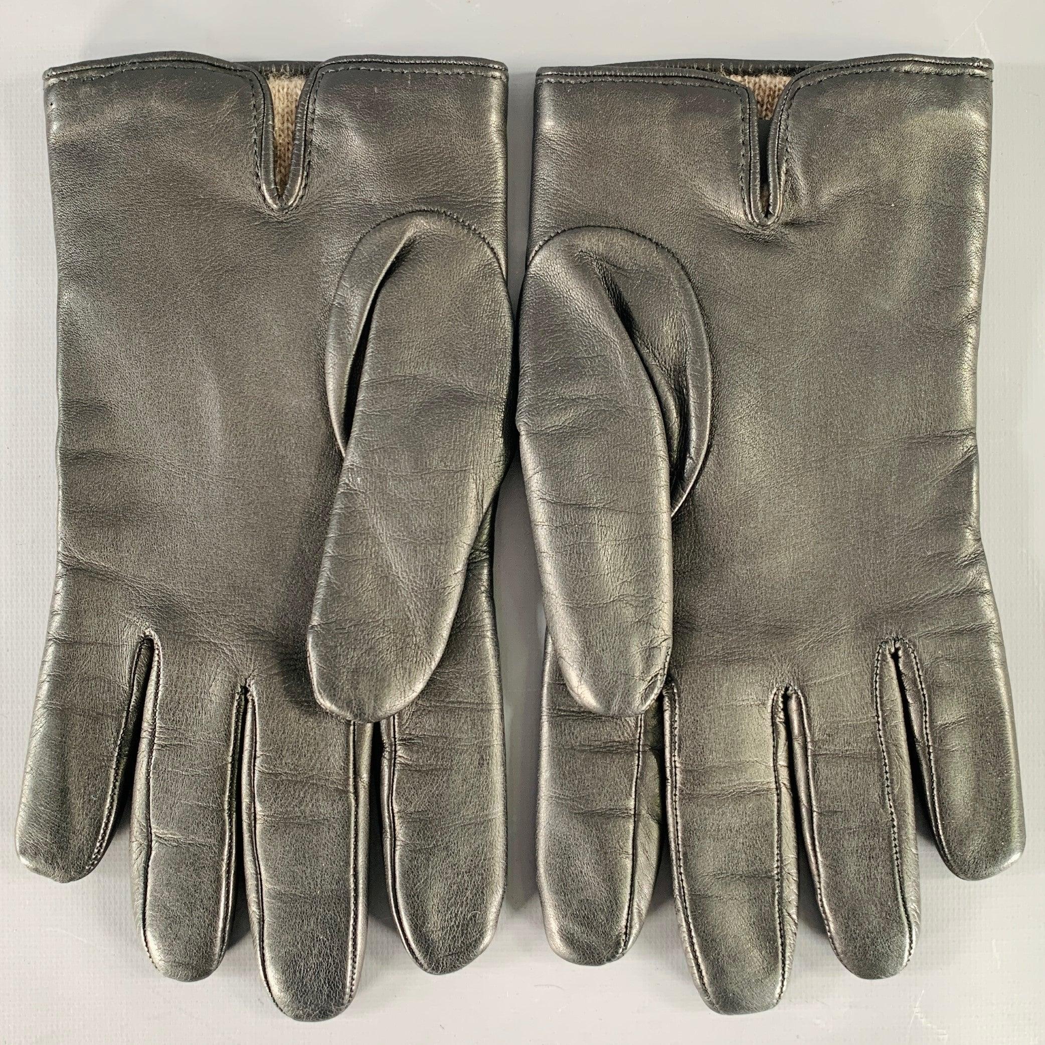 Guanti Yves Saint Laurent in pelle nera con fodera in morbido cashmere. Made in Italy.Ottime condizioni di usato. Lievi segni di usura. 

Contrassegnato:   10 

Misure: 
  Larghezza: 4,5 pollici Lunghezza: 9,5 pollici 
  
  
 
Riferimento Sui