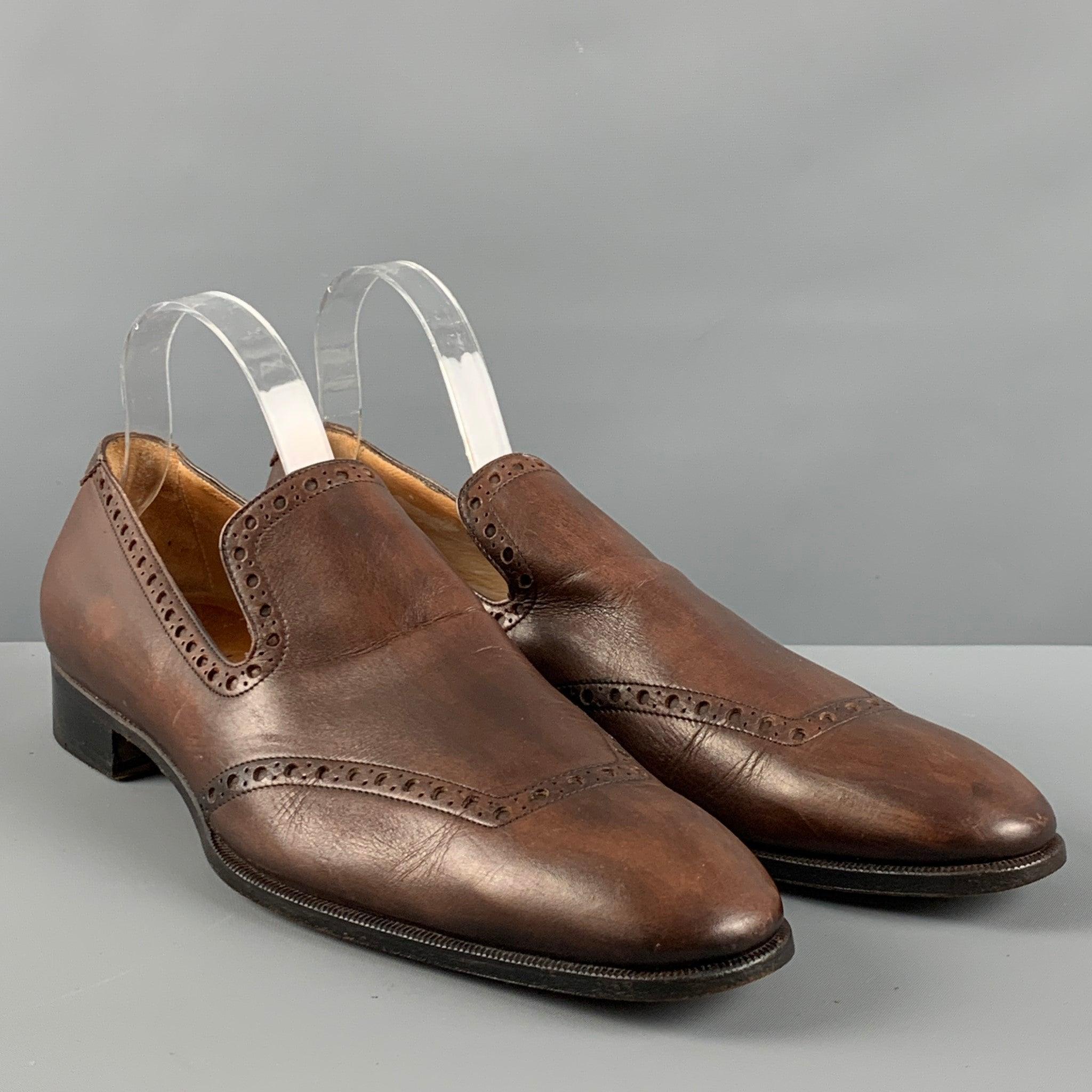 YVES SAINT LAURENT Schuhe aus braunem, perforiertem Leder mit CAP-Zehe und Slip-on-Stil. Made in Italy. sehr guter gebrauchter Zustand. Mäßige Gebrauchsspuren. 

Markiert:   0214 43Außensohle: 12,75 Zoll  x 4,25 Zoll  
  
  
 
Referenz: