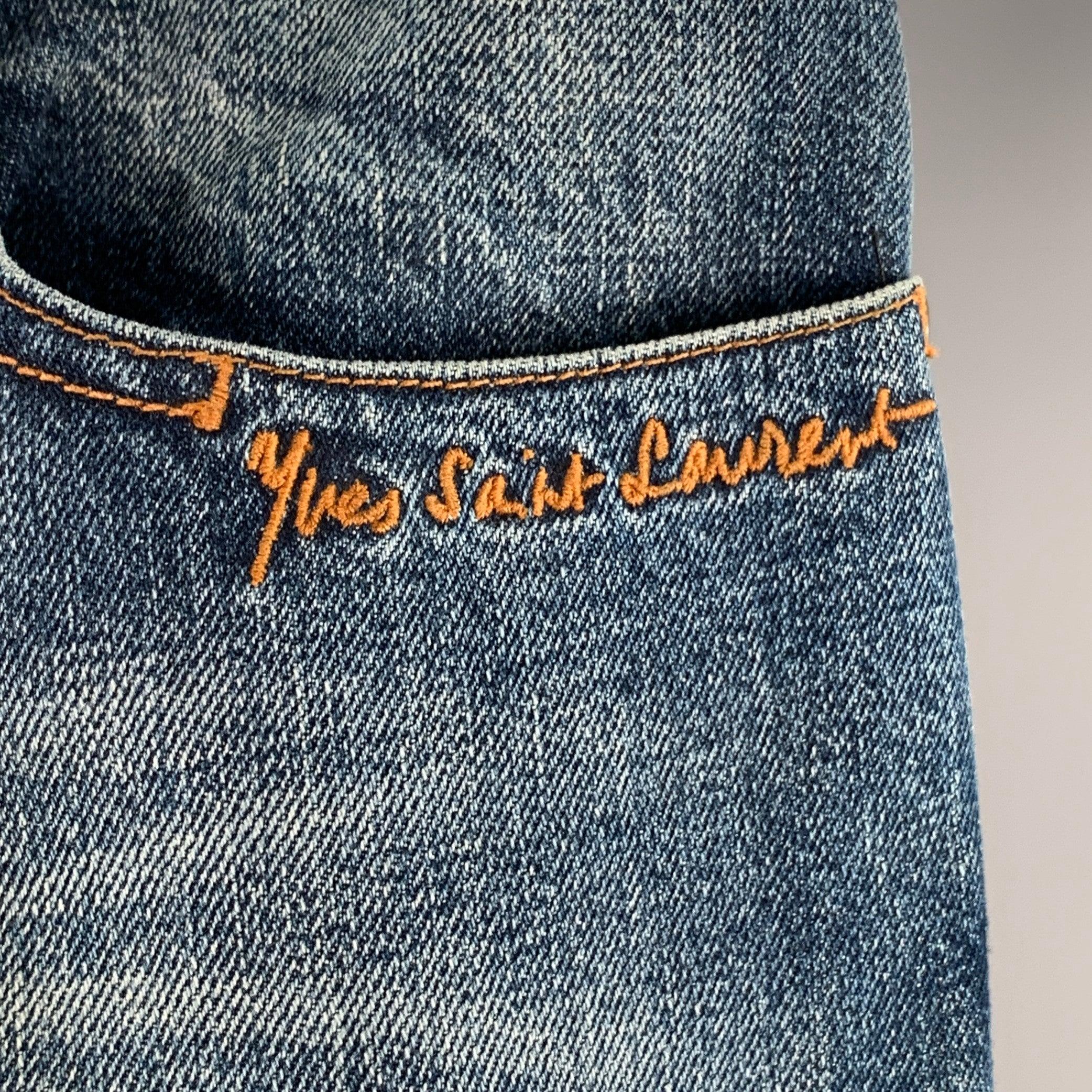 Vaqueros YVES SAINT LAURENT
en algodón lavado azul con un estilo bootcut, pespuntes en contraste con detalle de ribete de bolsillo con logotipo bordado y cierre de bragueta con botón. Excelente estado de conservación.  

Marcado:   tamaño no marcado