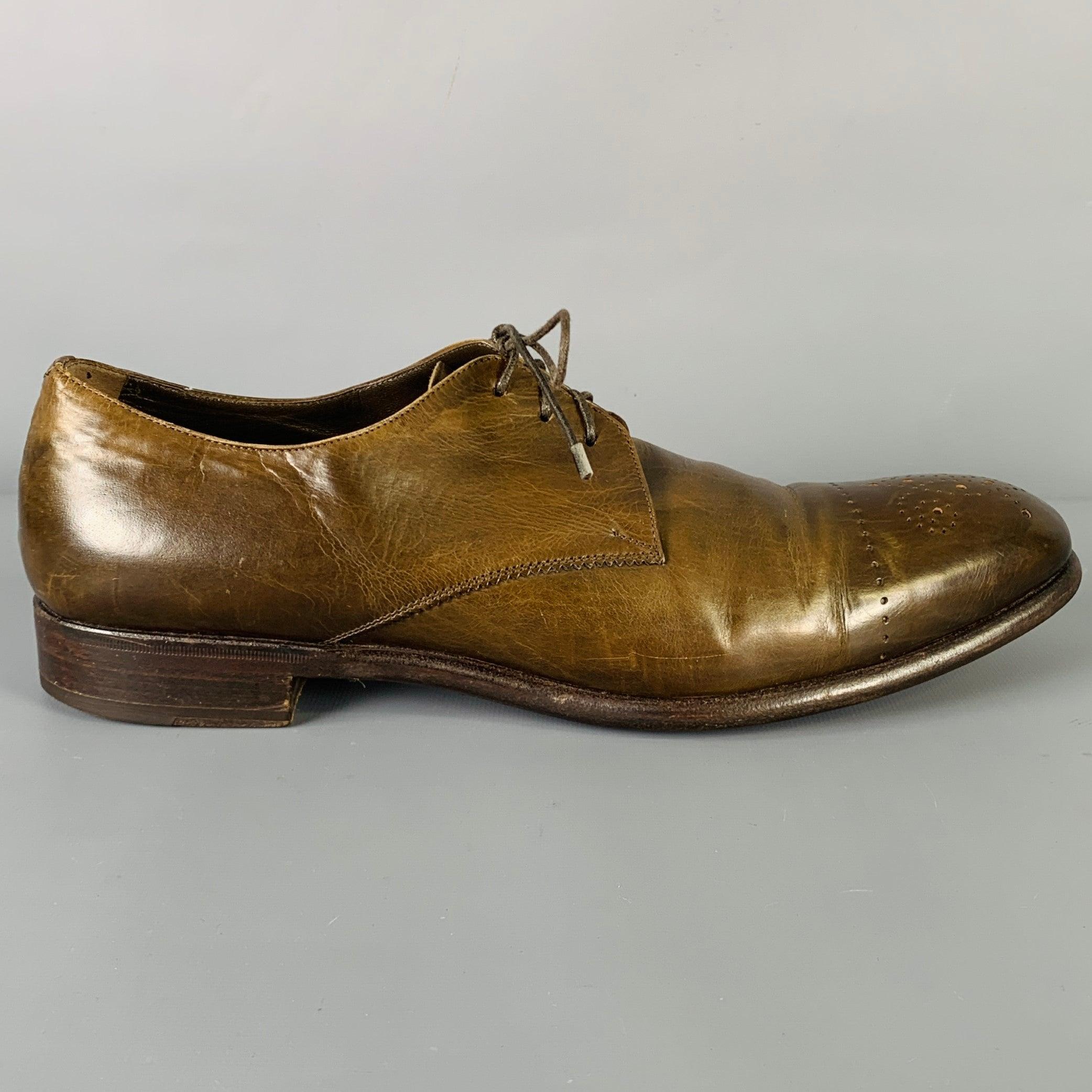 Chaussures vintage YVES SAINT LAURENT
en cuir marron, avec un style derby, une pointe perforée et une fermeture à lacets. Fabriquées en Italie. Très bon état d'origine. Signes d'usure modérés, conformes à l'état d'origine. En l'état. 

Marqué :  