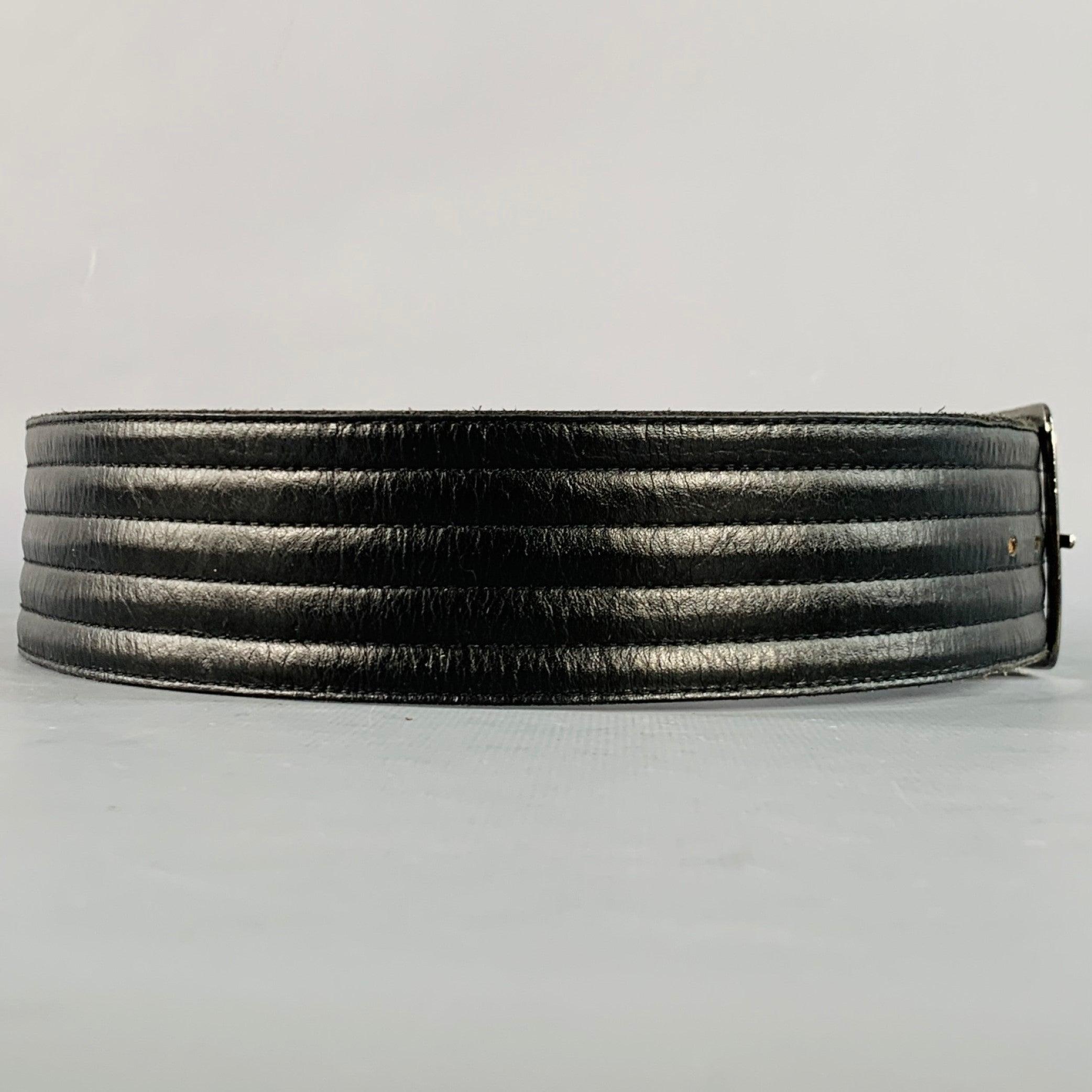 YVES SAINT LAURENT Gürtel
aus schwarzem Leder mit gestepptem Design und rechteckiger silberfarbener Metallschnalle. Sehr guter, gebrauchter Zustand. Leichte Gebrauchsspuren. 

Markiert:   2771Länge: 33,5 Zoll Breite: 1,75 Zoll Passt: 25,5 Zoll  - 29