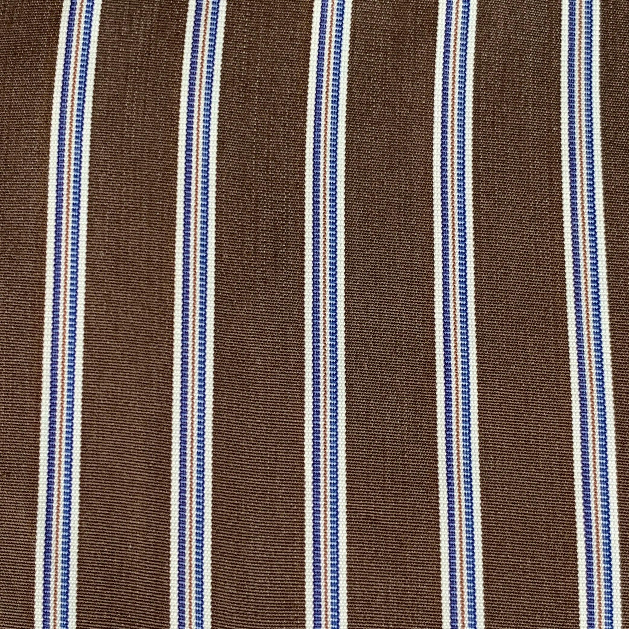 Camisa de manga larga YVES SAINT LAURENT
en tejido de algodón marrón con estampado de rayas marineras y blancas, cuello abotonado y cierre con botones. Fabricado en Italia.Excelente estado de conservación. 

Marcado:   38/15 

Medidas: 
 
Hombro: