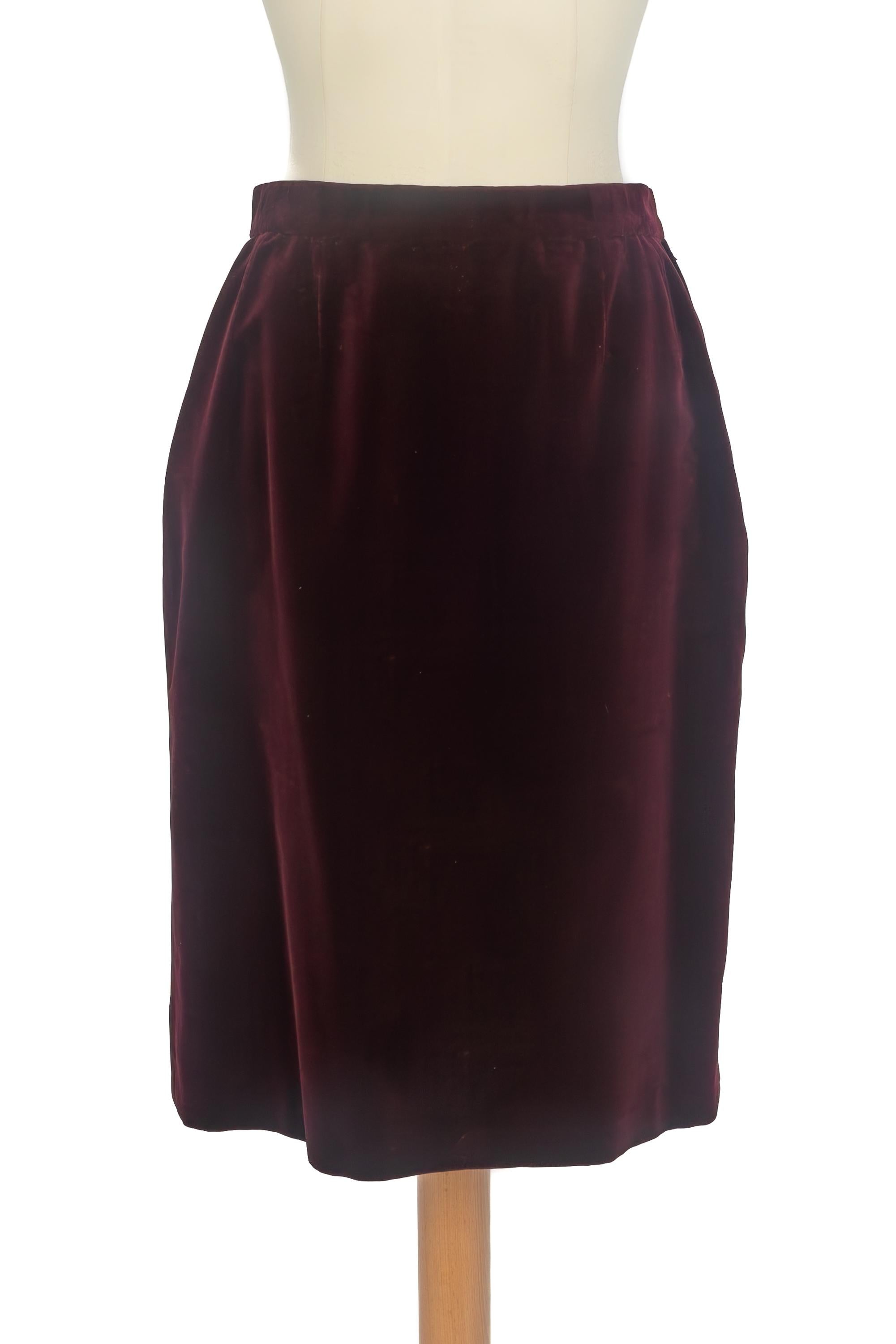 YVES SAINT LAURENT - (Made in France) Mid-length velvet skirt with a silk lining. No size indicated, it fits a 34FR/36FR.

Condition:
Very good condition

Dimensions:
Waist: 32 cm - Hips: 46 cm - Length: 57 cm

SKU:FJ221