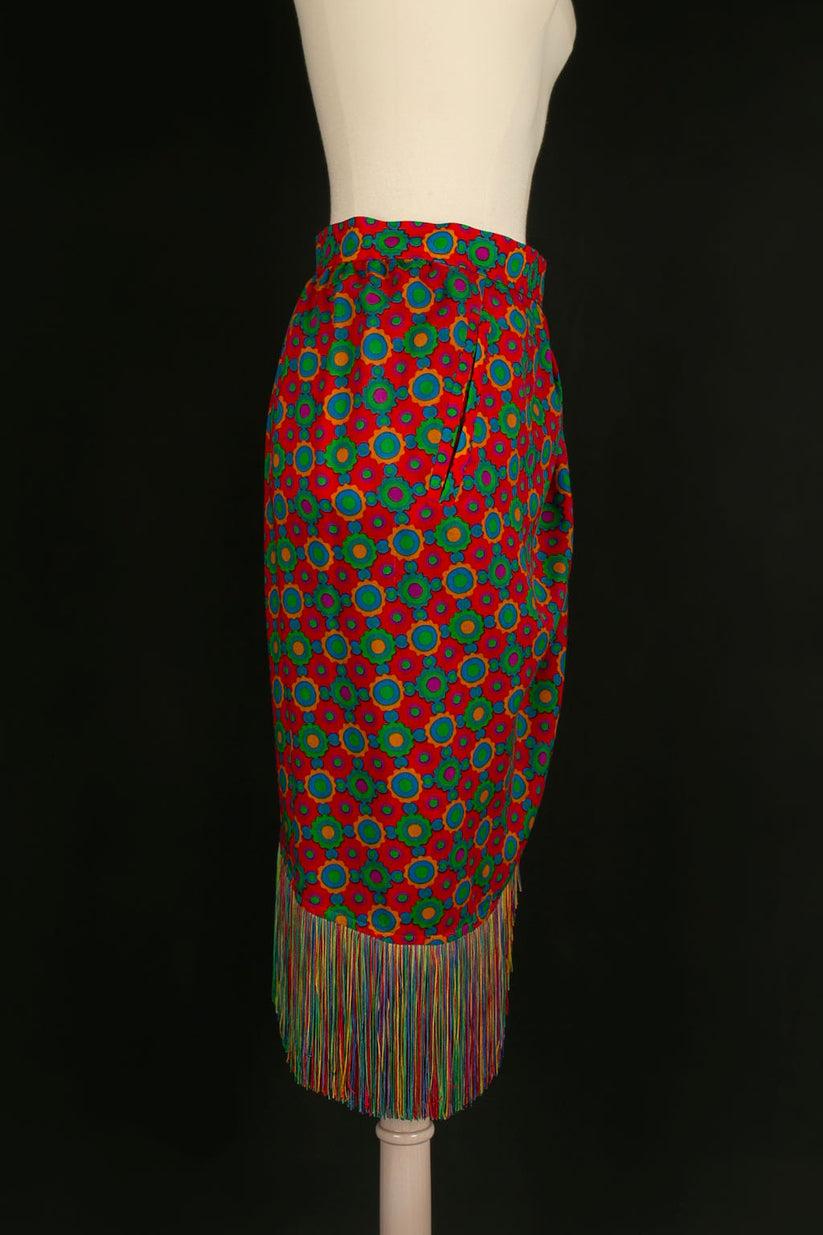 Yves Saint Laurent -(Made in France) Wickelrock aus mit Blumen bedruckter Wolle. Größe 42FR angegeben, sie entspricht einer 36FR. Ready-to-wear-Kollektion Herbst-Winter 1990.

Zusätzliche Informationen: 
Abmessungen: Größe: 34 cm, Länge: 65
