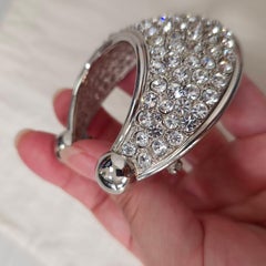 Grande broche Yves Saint Laurent avec strass en forme de demi-lune 1990