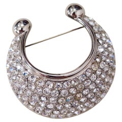 Grande broche Yves Saint Laurent avec strass en forme de demi-lune 1990