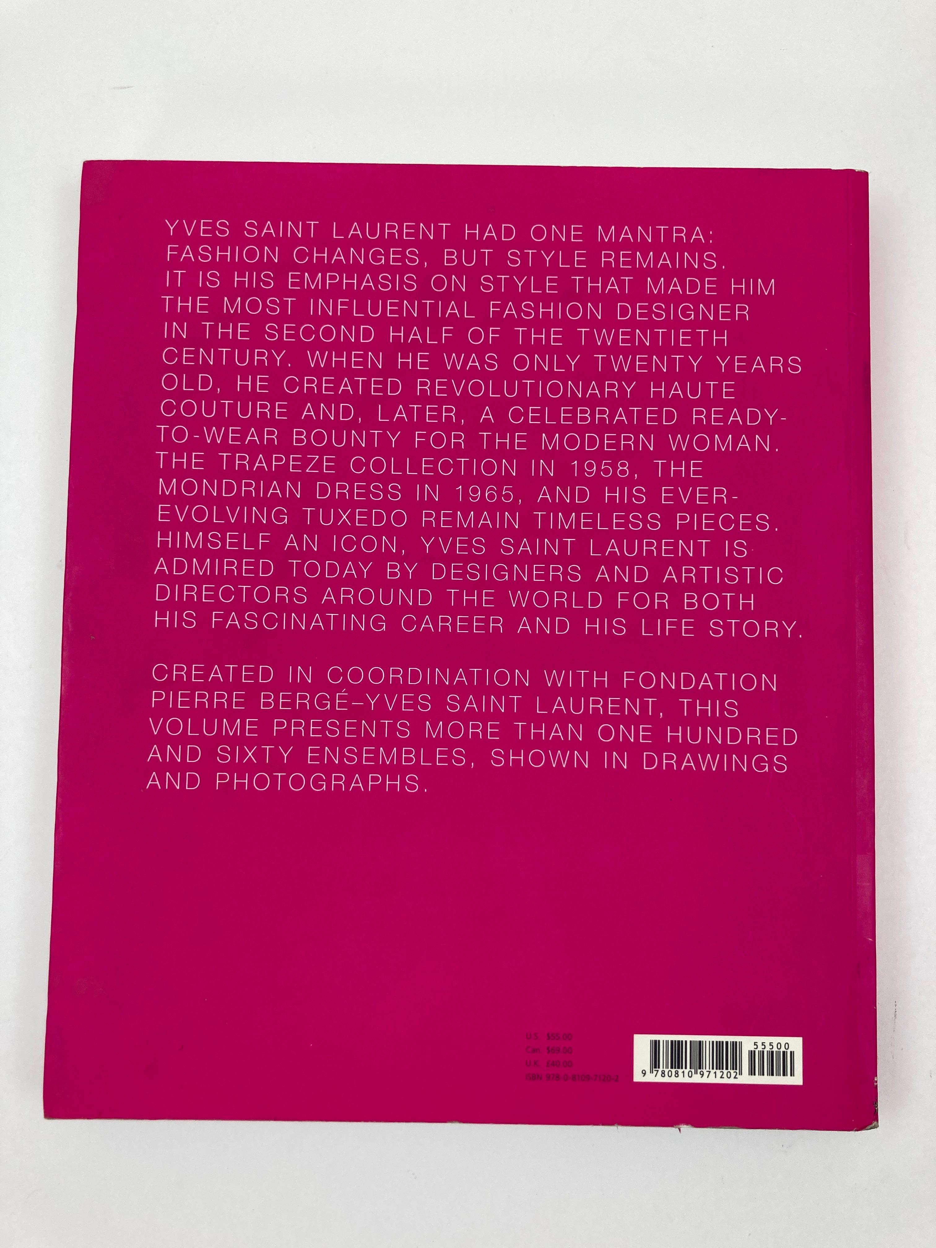 Le livre rose Yves Saint Laurent Style Paperback 2008 de la Fondation Pierre Berge  État moyen - En vente à North Hollywood, CA
