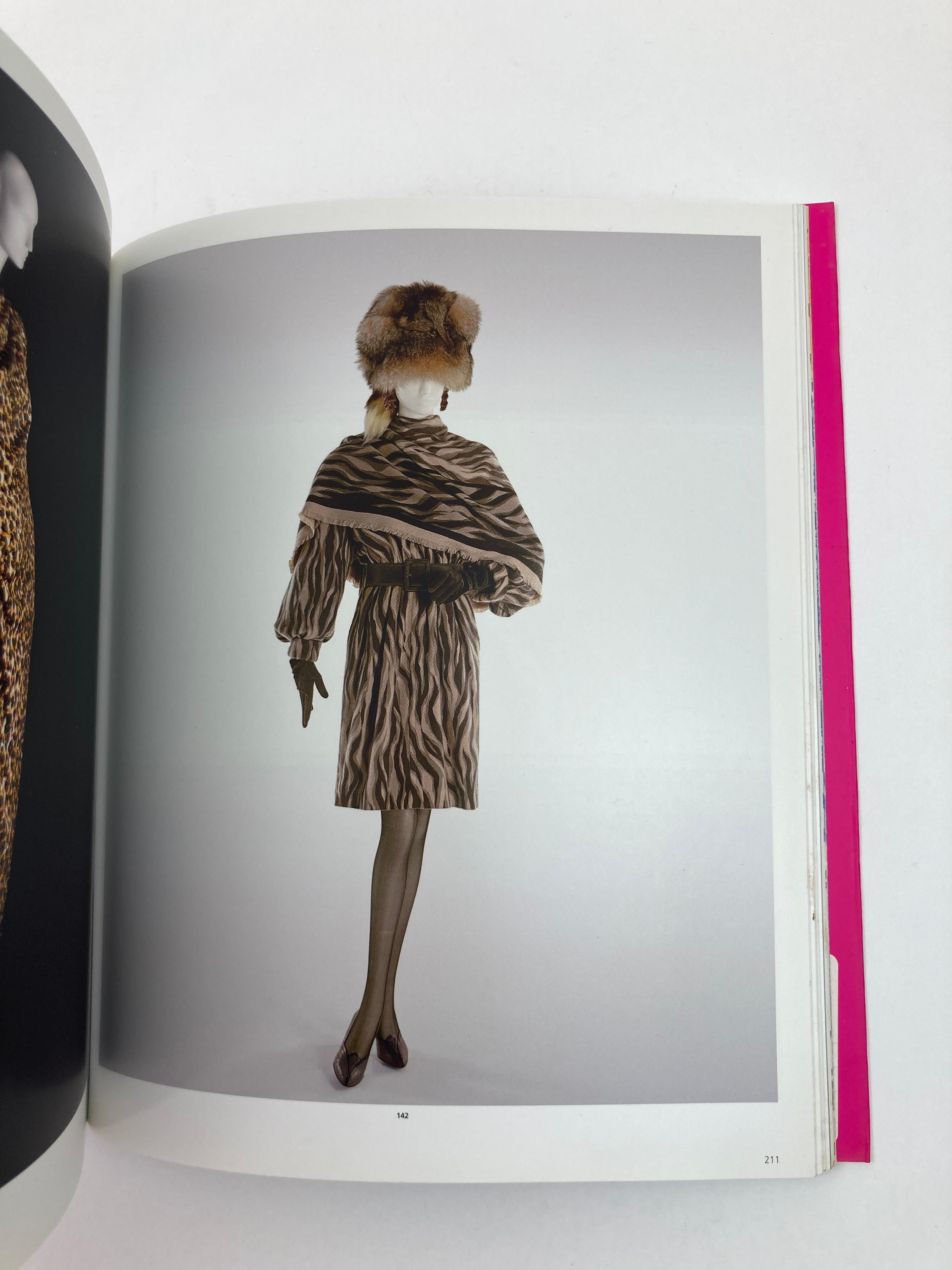 Le livre rose Yves Saint Laurent Style Paperback 2008 de la Fondation Pierre Berge  en vente 1