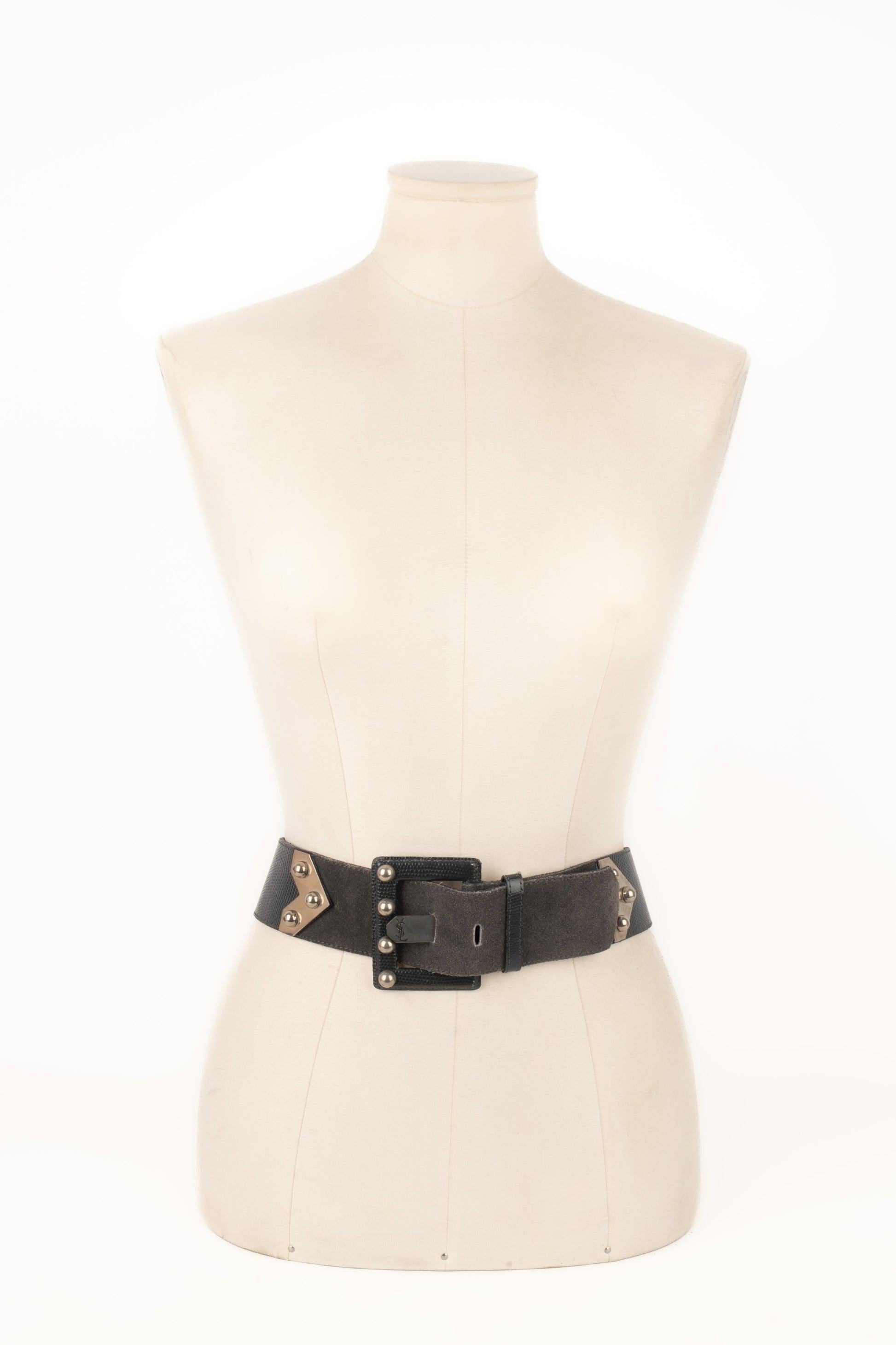 Yves Saint Laurent - (Made in France) Cintura in pelle e camoscio decorata con metallo argentato.

Informazioni aggiuntive:
Condizioni: Conditio sine qua non
Dimensioni: Lunghezza: da 70 a 75 cm

Riferimento del venditore: ACC210
