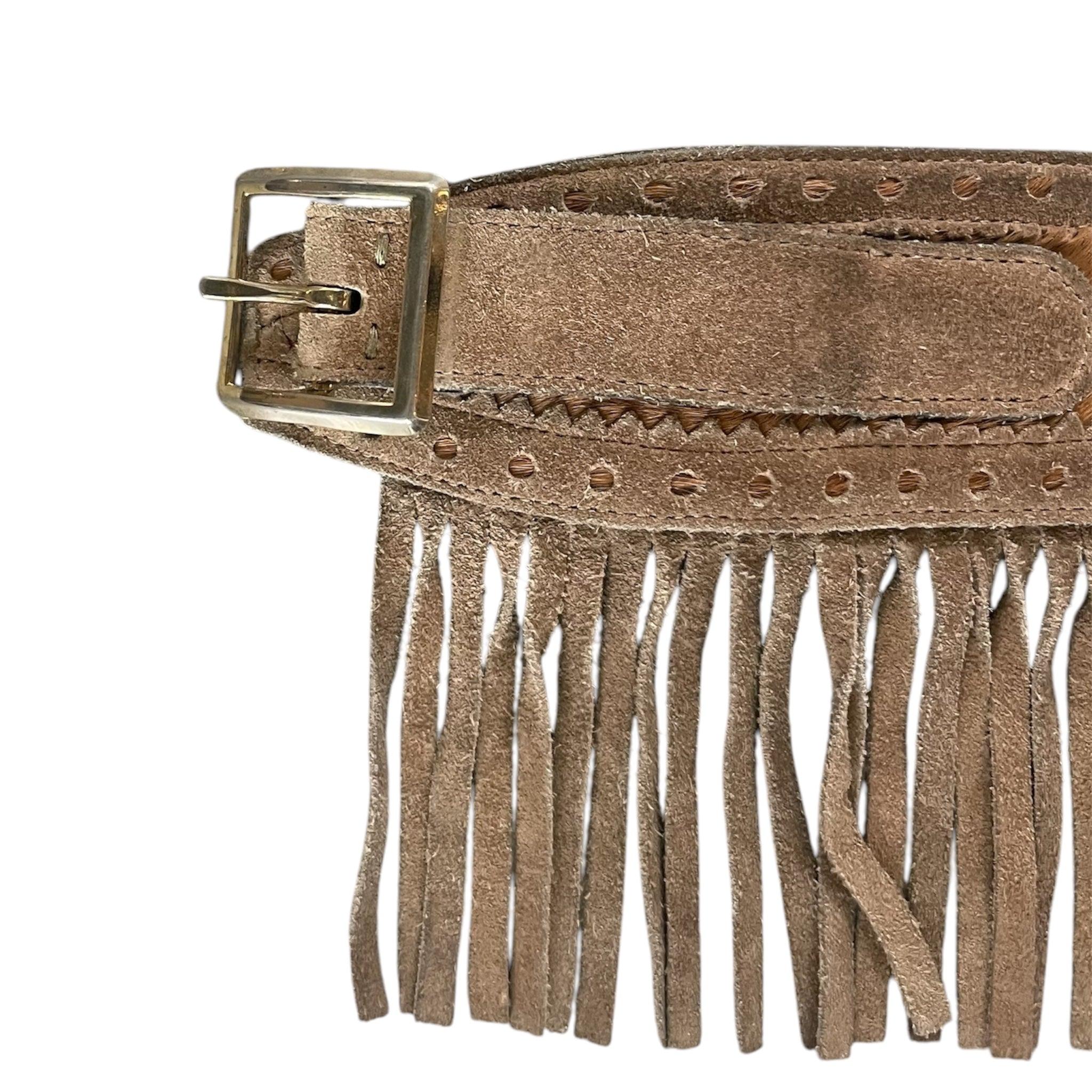 Unglaublicher 70er Jahre Yves Saint Laurent Wildledergürtel mit Fransen.  Elemente des klassischen YSL-Safari-Motivs. Kalbsleder mit Peitschenstich über die gesamte Länge des Gürtels. Beschläge aus Messing. Oh so boho chic.. Getragen und gut geliebt