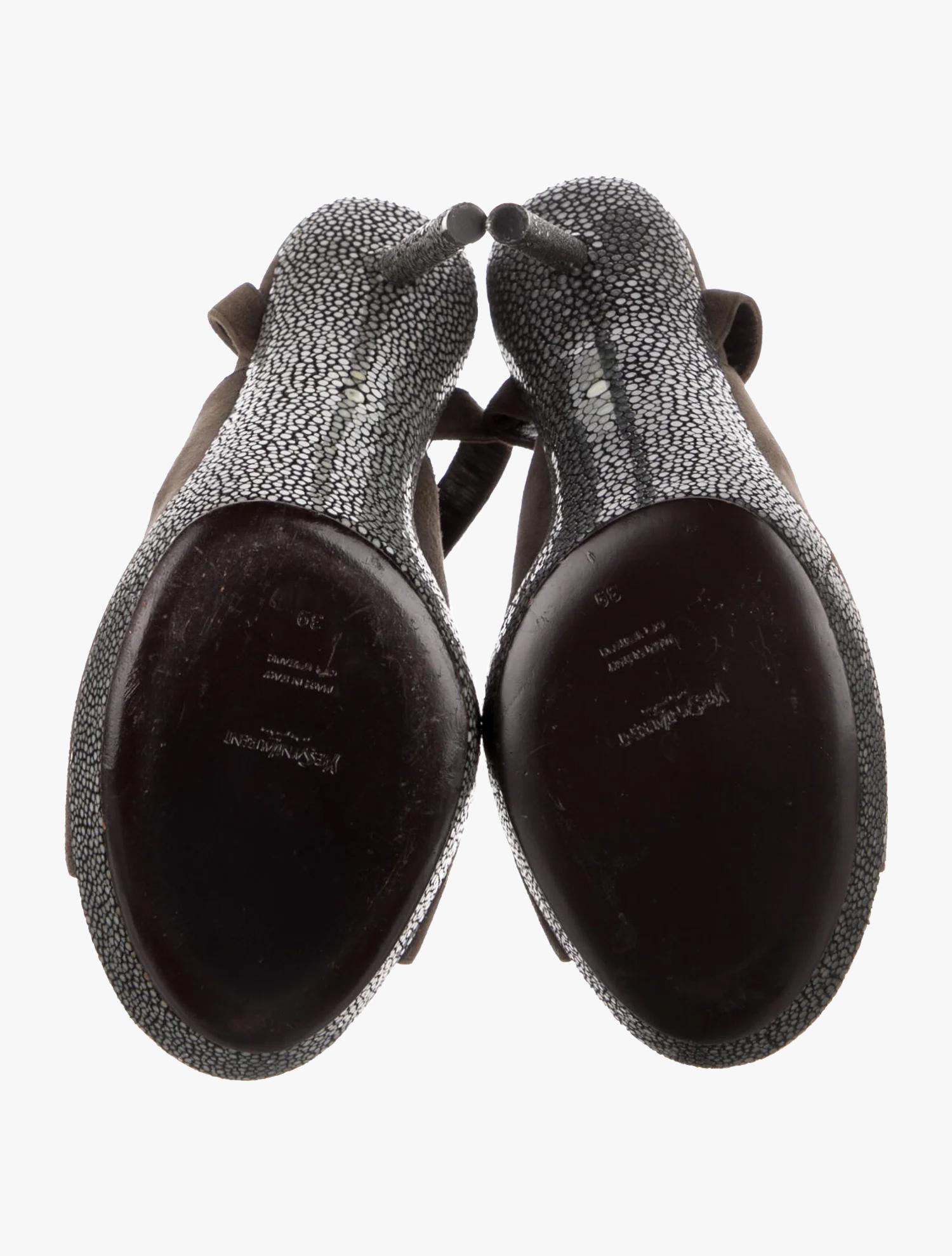 Yves Saint Laurent suede high heel shoes In Good Condition For Sale In New York, NY
