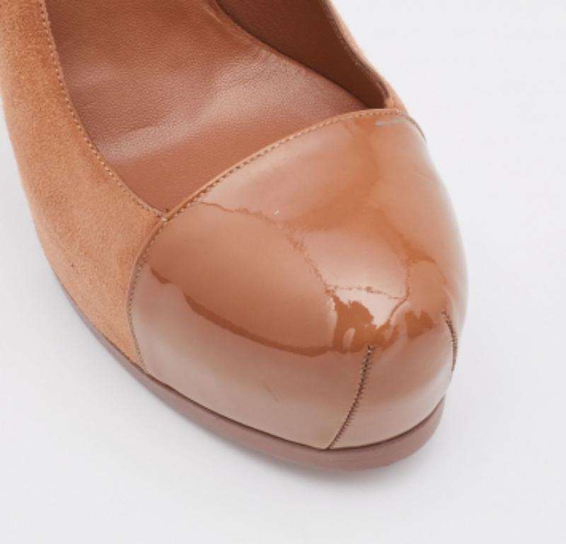 Yves Saint Laurent escarpins compensés Tribtoo à bout ouvert en daim verni, taille 39,5 Bon état - En vente à Dubai, Al Qouz 2