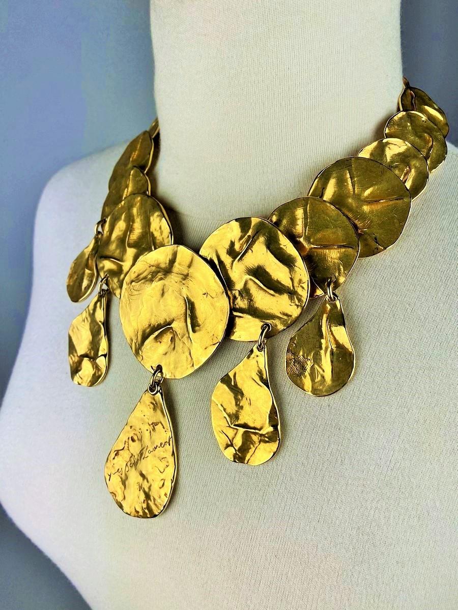 Yves Saint Laurent, collier Sultane en métal doré avec sa boîte d'origine C.1990 en vente 6