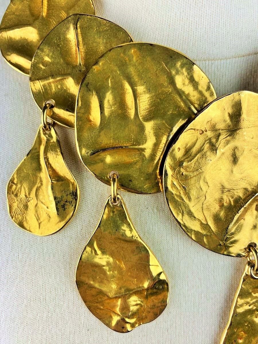 Yves Saint Laurent, collier Sultane en métal doré avec sa boîte d'origine C.1990 en vente 7