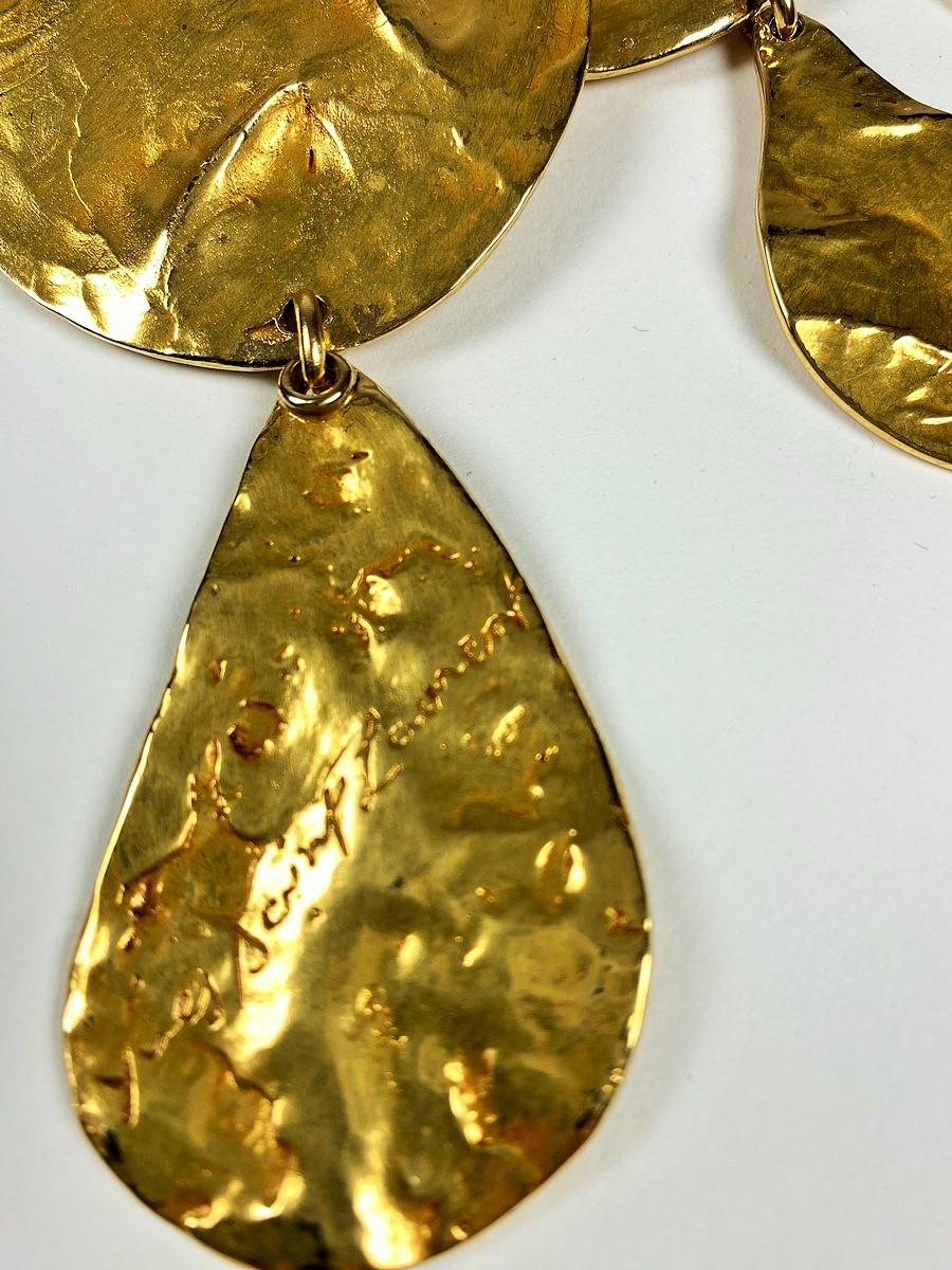 Baroque Yves Saint Laurent, collier Sultane en métal doré avec sa boîte d'origine C.1990 en vente