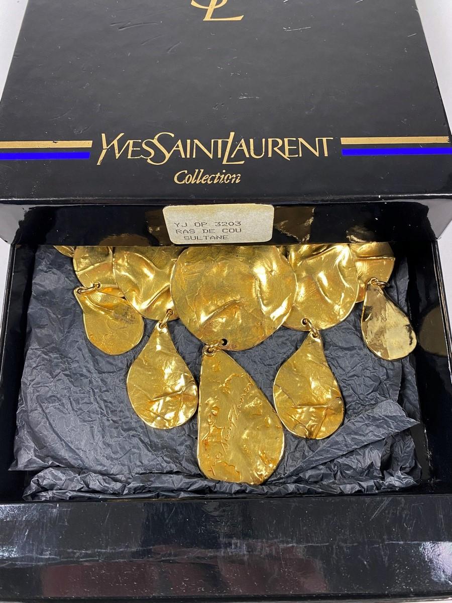 Yves Saint Laurent, collier Sultane en métal doré avec sa boîte d'origine C.1990 Bon état - En vente à Toulon, FR