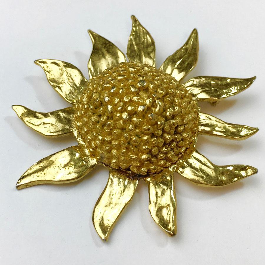 The brooch is vintage and in gilded metal.
In good condition. Trace on the golden metal hardly visible (see photo). 
Made in France.
Dimensions: diameter 6.5 cm.
Delivered in its YSL box.