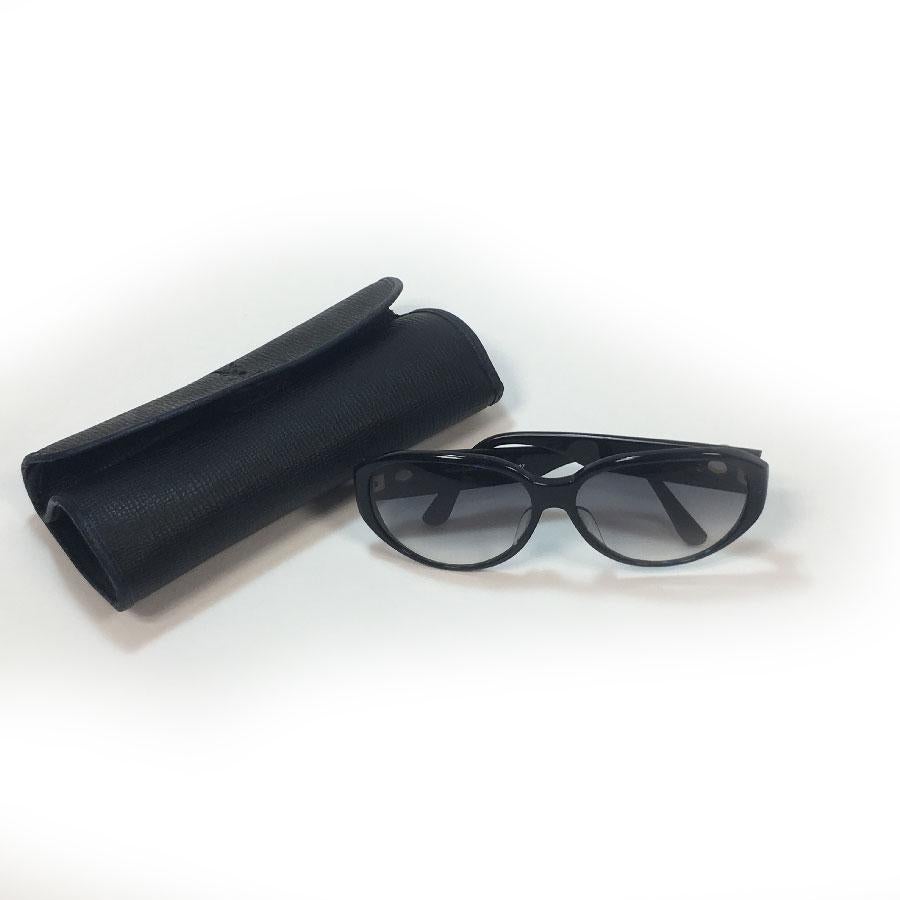 YSL sunglasses in dark blue plexiglass. The sunglasses are in excellent condition.

Made in Japan.

Dimensions: frame width: 14 cm, lens height: 5 cm, length of branches: 12 cm

Will be delivered in their YSL soft case