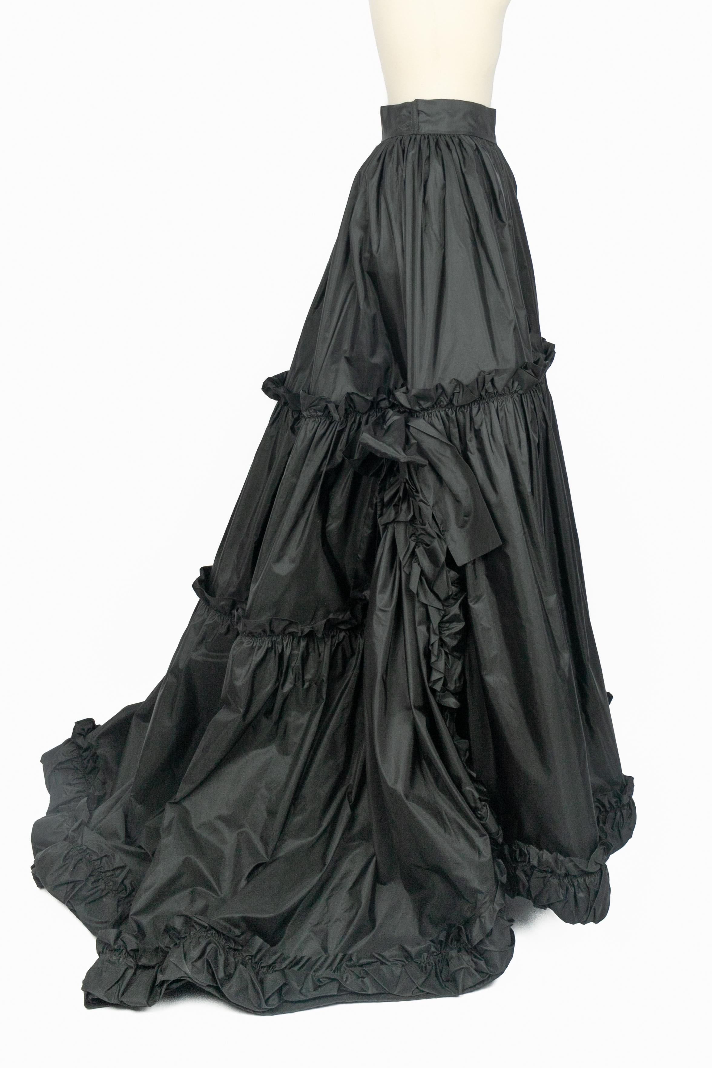 Nero Maxi gonna in taffetà di Yves Saint Laurent in vendita