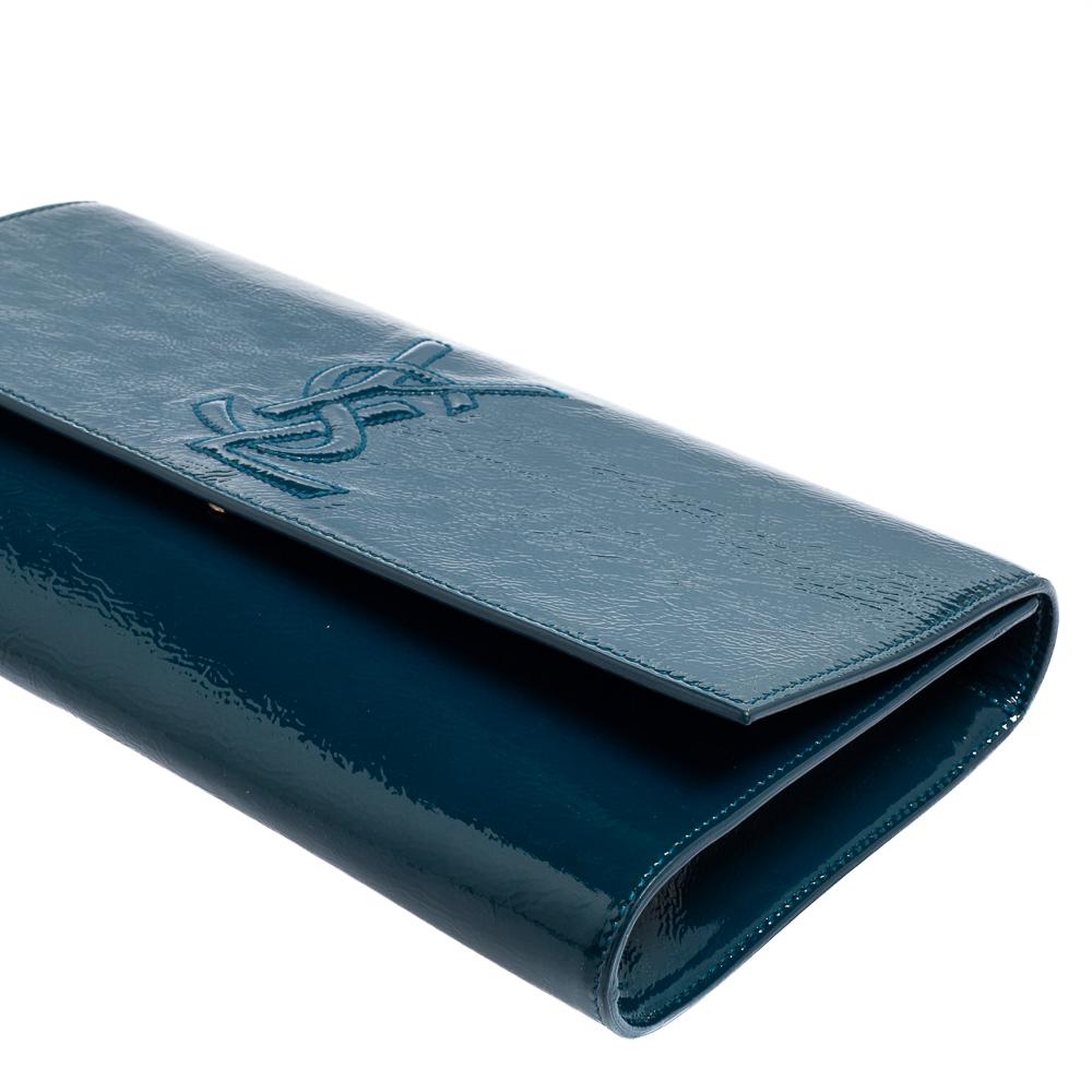 The Belle De Jour clutch by Yves Saint Laurent is a creation that is not only stylish but also exceptionally well-made. It is a design that is simple and embodies class in a modern way. Meticulously crafted from teal-blue patent leather, this clutch