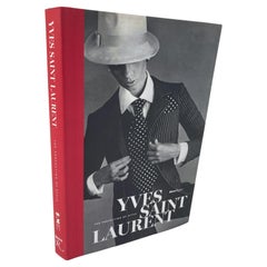 Livre à couverture rigide « Yves Saint Laurent the Perfection of Style » de Florence Muller