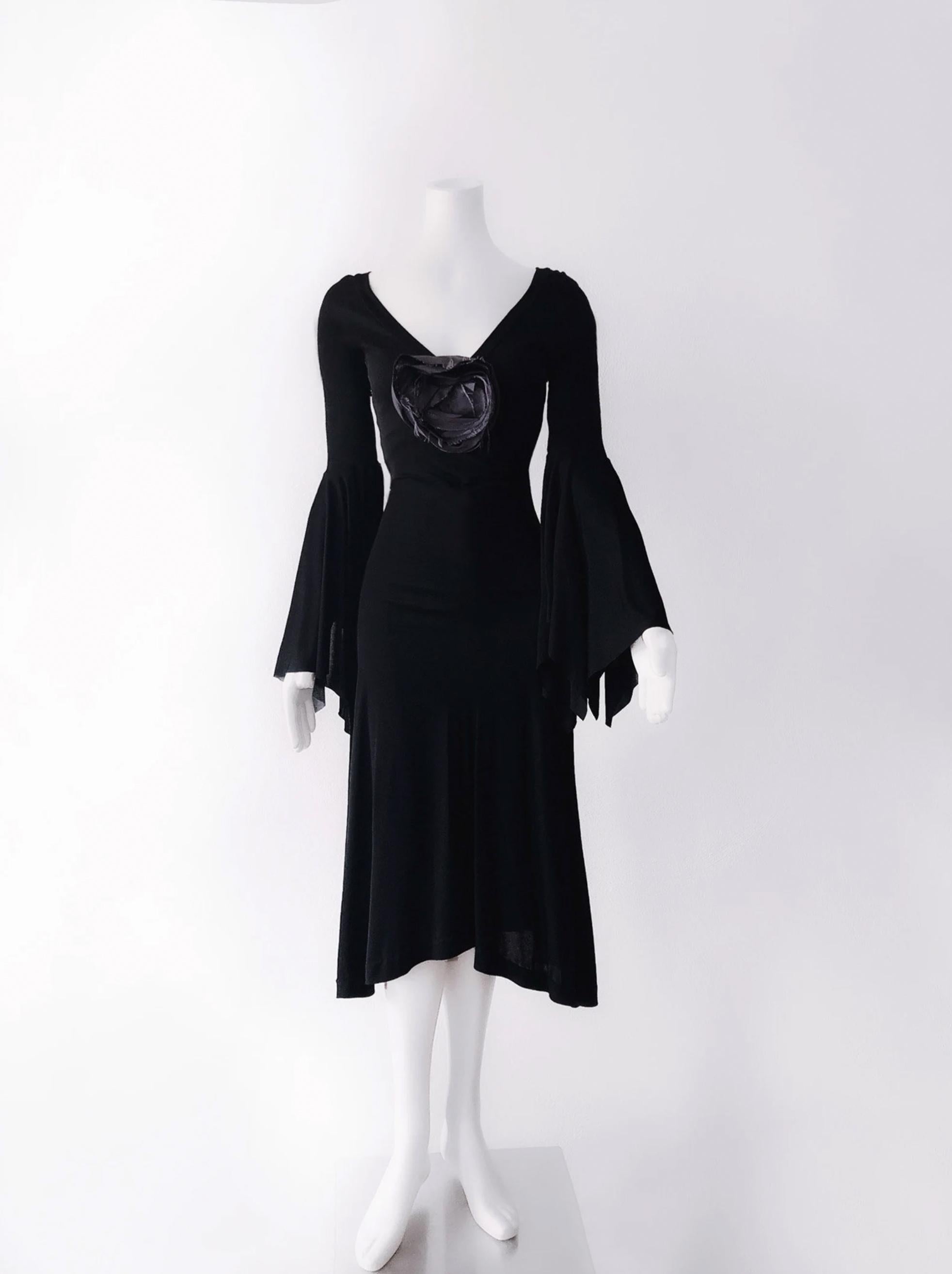 Yves Saint Laurent Tom Ford Schwarzes Laufstegkleid mit Fledermaus-Blumenblumen-Fallglockenärmeln  Damen im Angebot