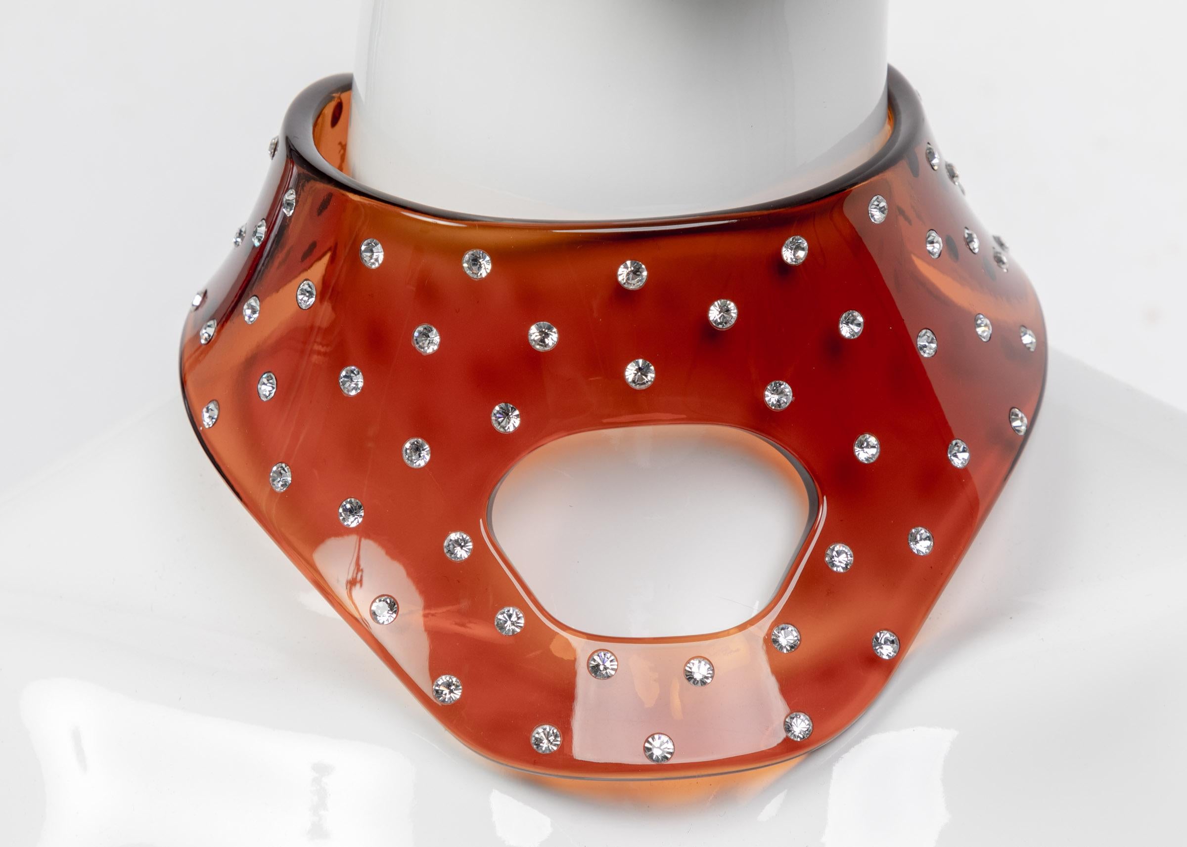 Yves Saint Laurent Tom Ford Collar de cristal de lucita marrón YSL, 2003 Moderno en venta