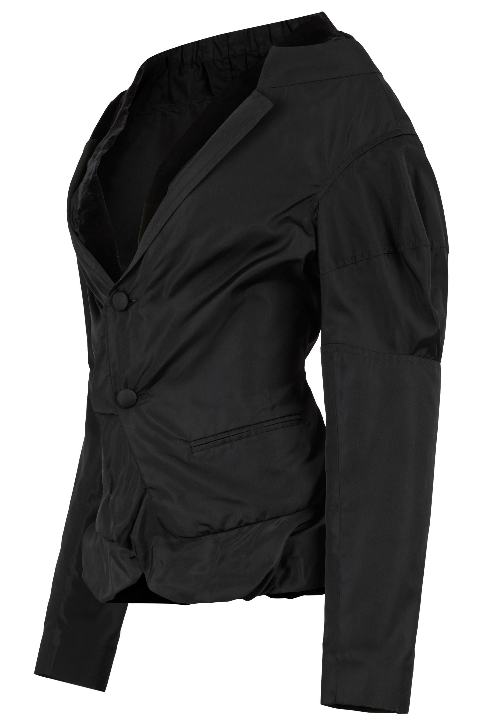 Yves Saint Laurent Tom Ford F/W 2002 ) Veste en soie. Ce blazer Yves Saint Laurent est une pièce étonnante, qui témoigne du véritable savoir-faire de Tom Ford. Cette veste peut être portée à l'épaule ou sur l'ensemble du corps. Il se compose d'un