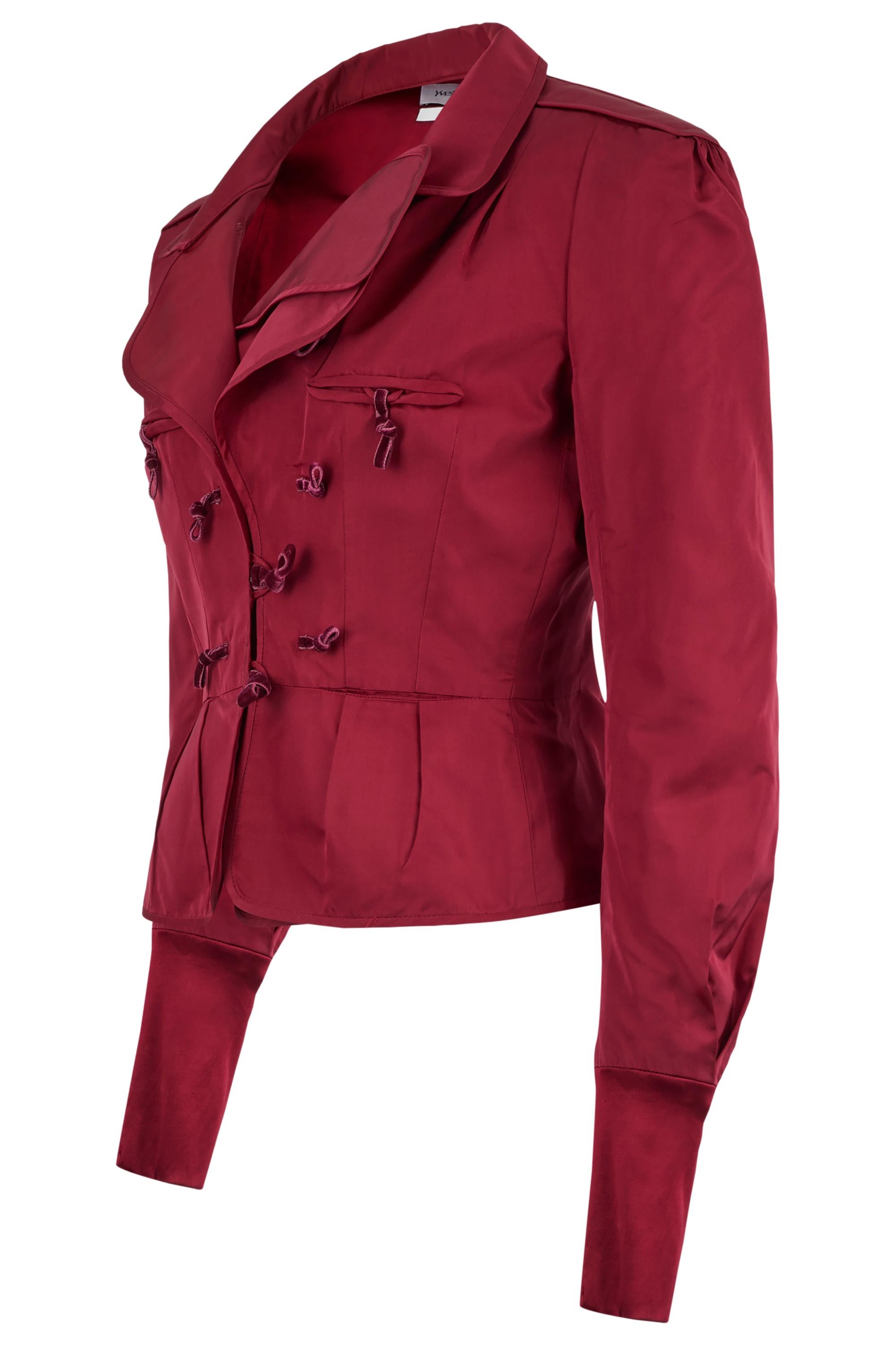 Yves Saint Laurent Tom Ford F/W 2004 Veste ajustée en satin rouge. Cette veste est issue de la Collectional 2004.  On le retrouve de la même manière dans différentes variantes de cette collection, telles que les looks d'ouverture. Cette veste est un