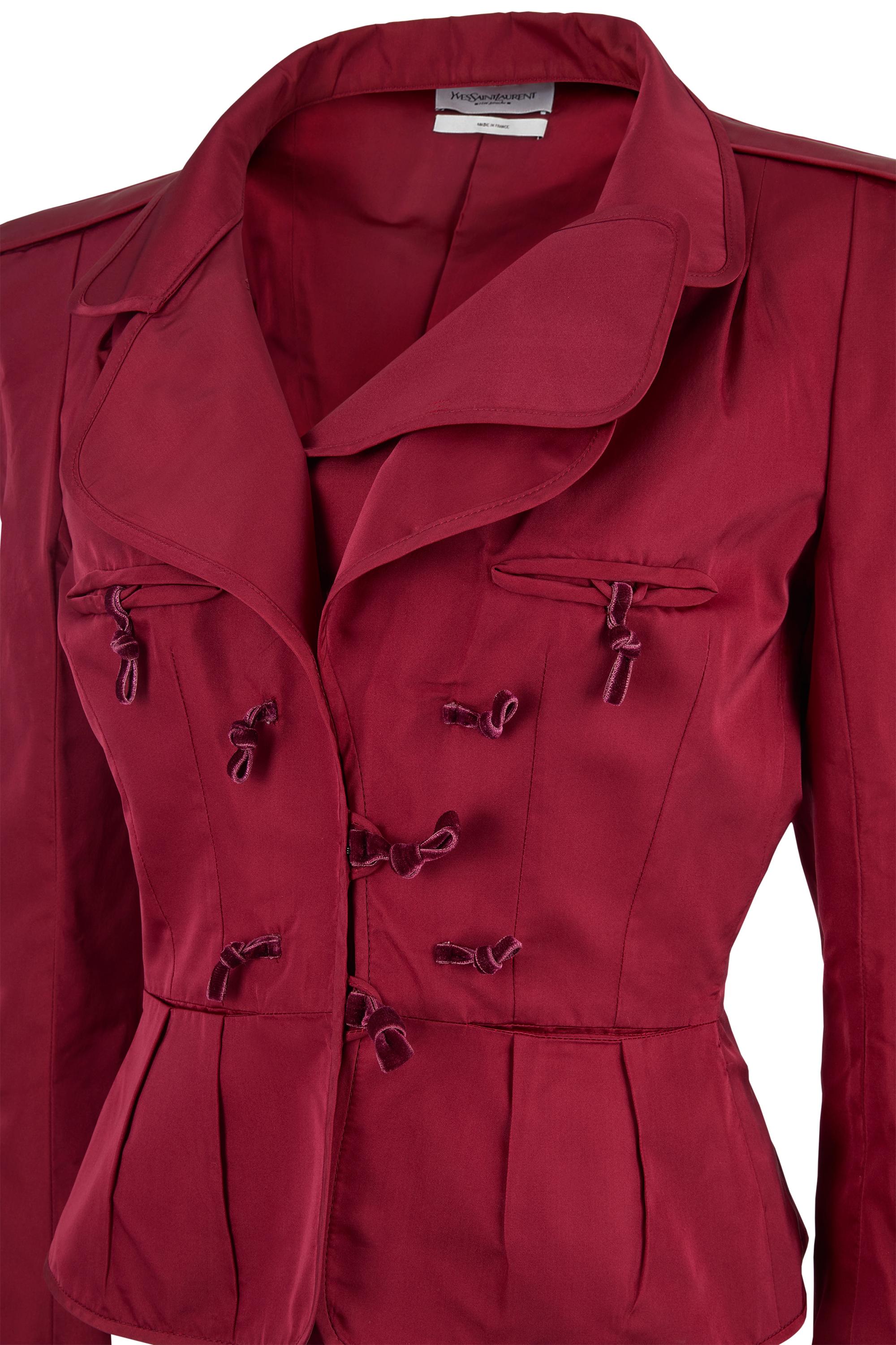 Rouge Yves Saint Laurent Tom Ford F/W 2004 Veste cintrée en satin rouge en vente
