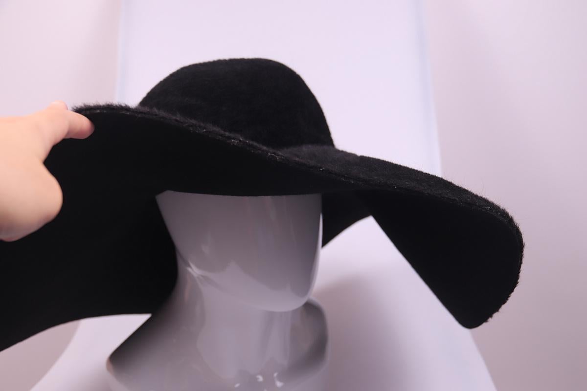 Yves Saint Laurent Tom Ford for Yves Saint Laurent

Bord très large, je n'ai rien vu de tel
l'extérieur d'un chapeau comme de la fourrure

taille 57

L'état est très bon

