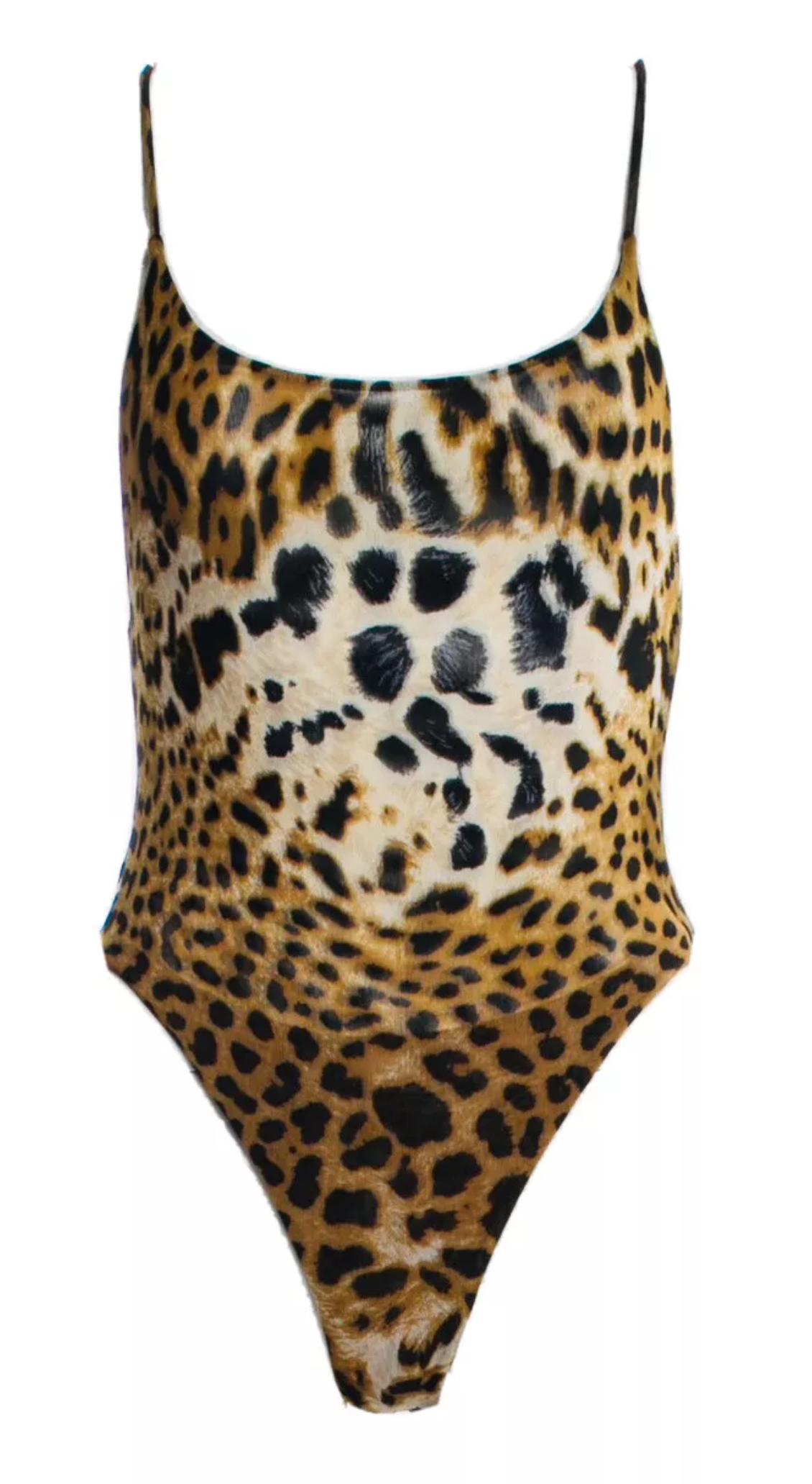 Body en maille léopard très convoité, issu de la collection printemps/été 2002 de Tom Ford pour Yves Saint Laurent.
Coupée dans une maille de nylon douce et extensible, elle présente une silhouette dos nu spectaculaire.
Il s'associe parfaitement à