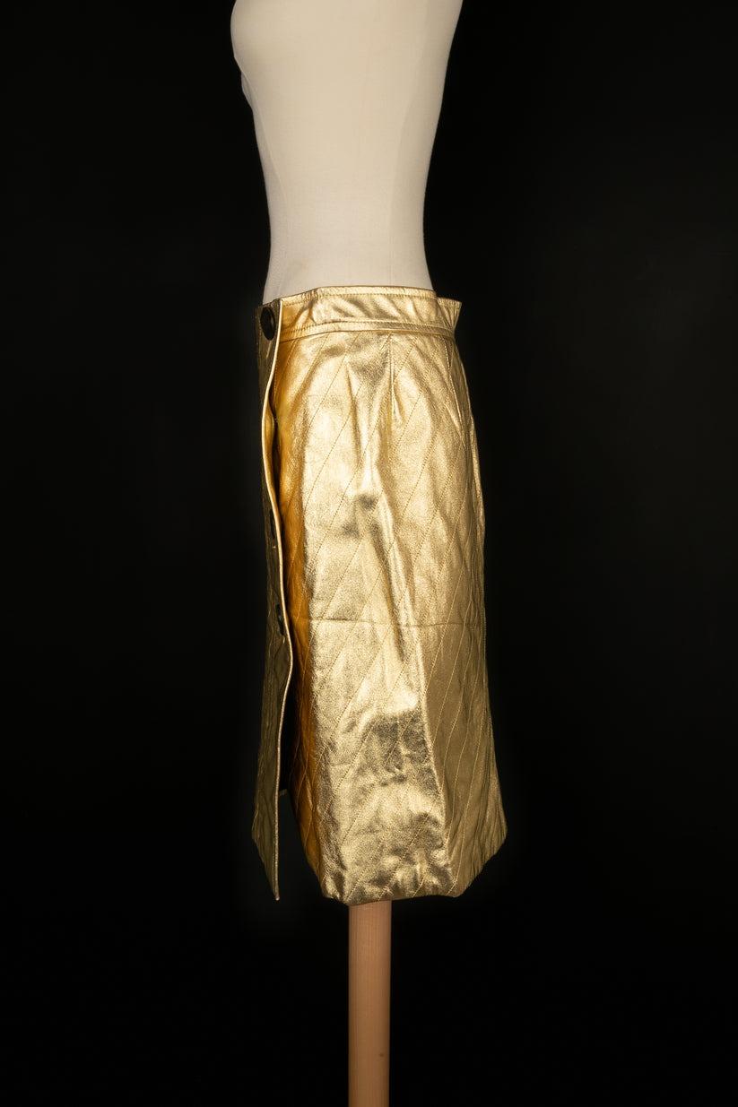 YVES SAINT LAURENT - (Made in France) Topstitched golden leather skirt. Size 42FR.

Additional information:
Condition: Good condition
Dimensions: Waist: 39 cm - Hips: 47 cm - Length: 56 cm

Seller Reference: FJ126
