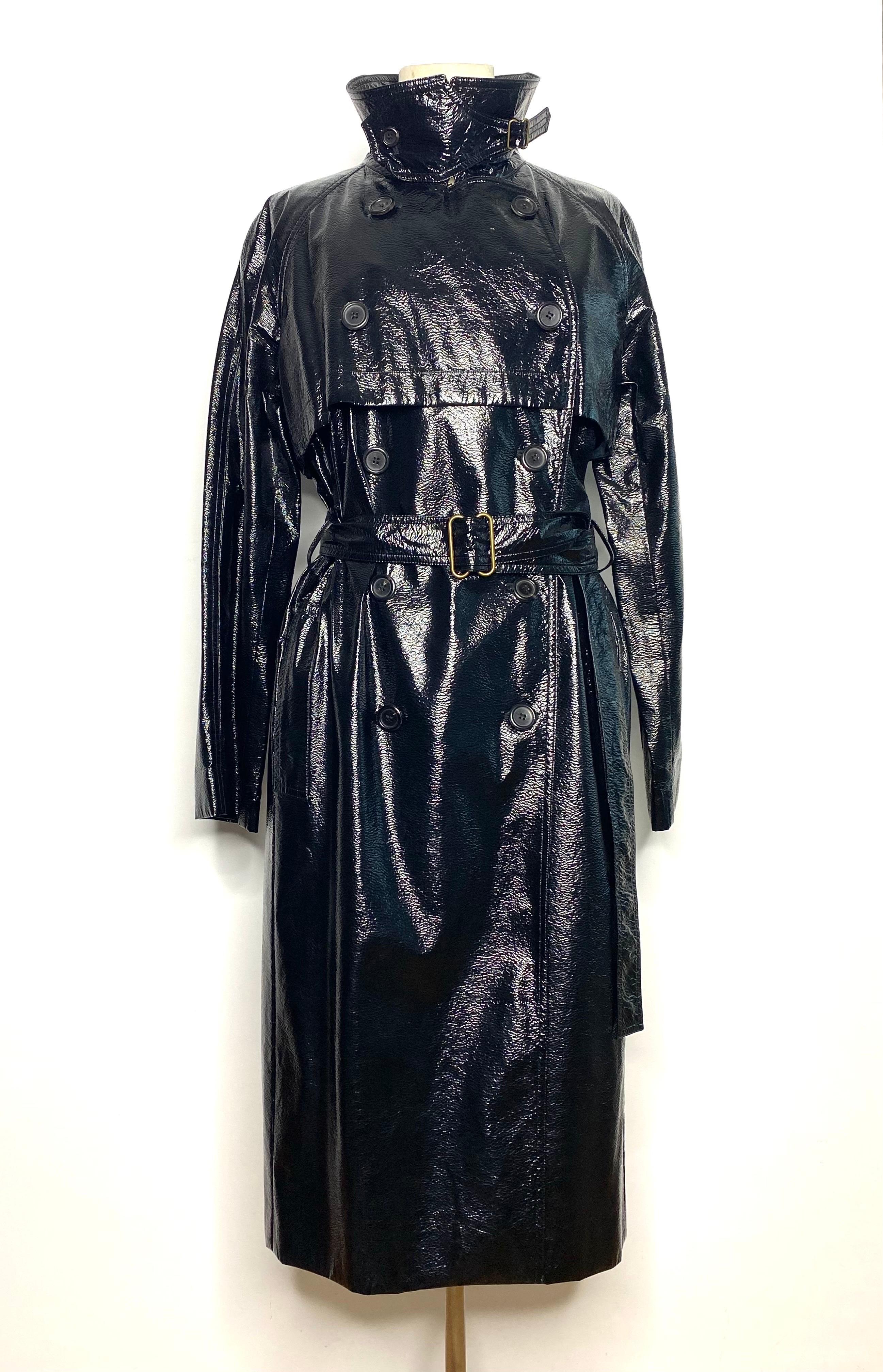 Ultra fashionable and sexy trench coat by Yves Saint
Laurent rive gauche (circa 90) fabric
sophisticated in
black varnished polyamide/polyurethane, material
light,
shiny and cracked effect all over the
surface.
Classic trench construction,