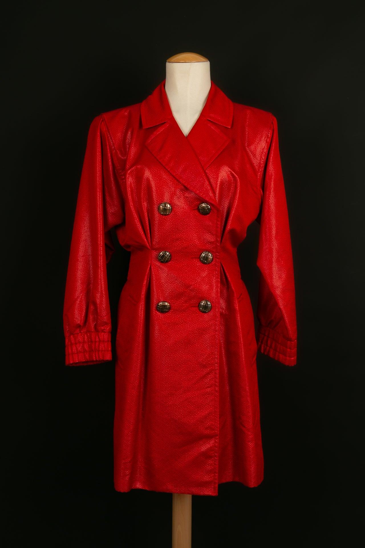 Yves Saint Laurent - (Made in France) Trench coat in red fabric. Size 36FR.

Additional information: 
Dimensions: Shoulder width: 47 cm, Sleeve length: 60 cm, Length: 96 cm
Condition: Very good condition
Seller Ref number: M26