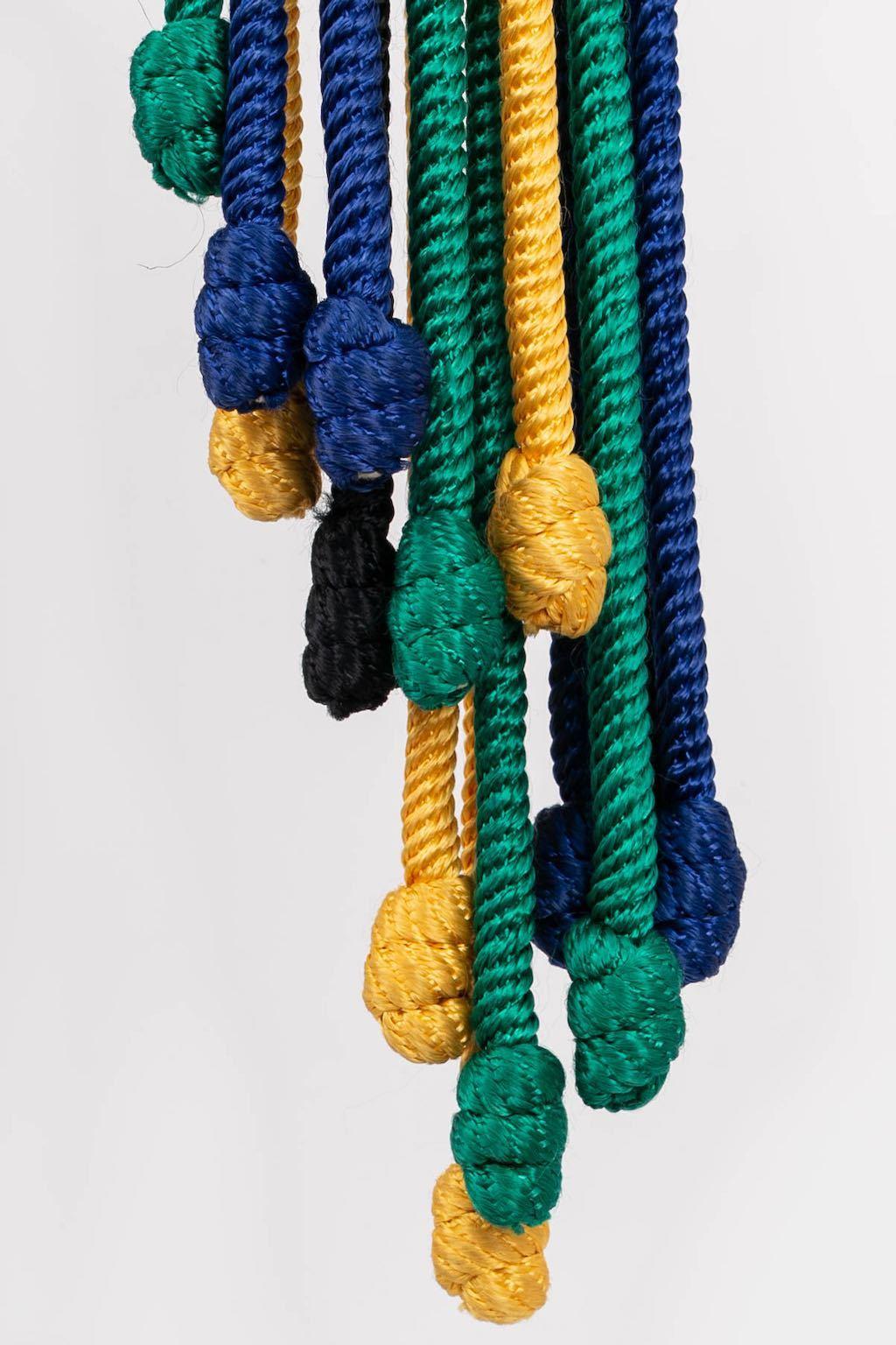 Yves Saint Laurent (Attribuito a) Cintura in passamaneria nei colori giallo, verde, blu e nero ornata di frange. Non firmato

Condizioni:
Ottime condizioni

Misure:
Lunghezza: 59,5 cm (23,43 in) senza frange // 163 cm (64,17 in) con frange -