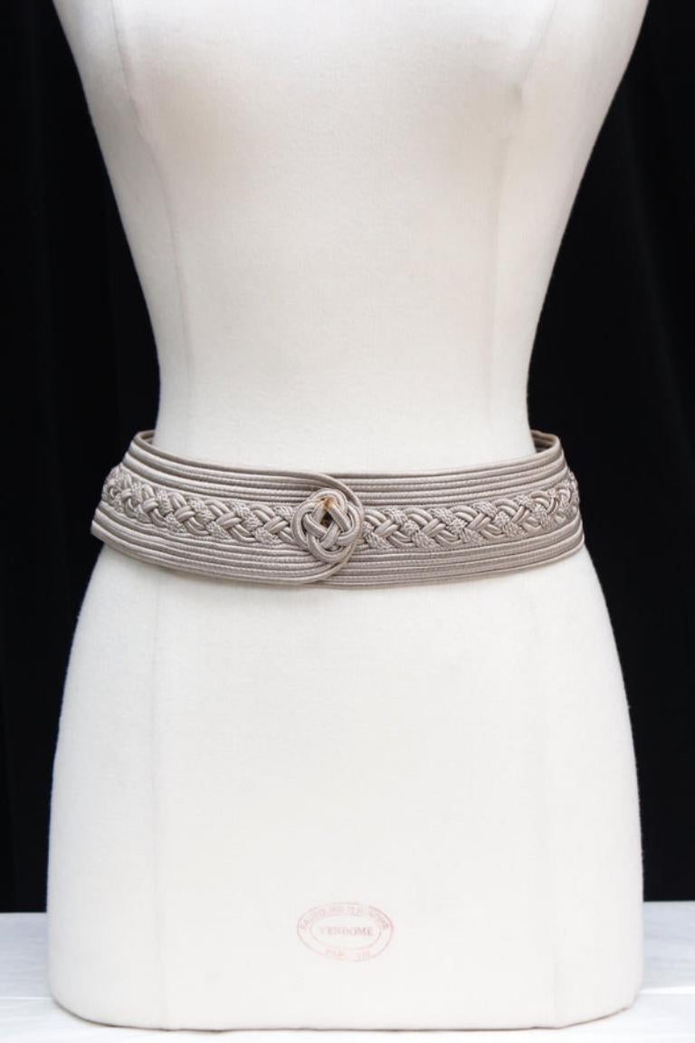 Yves Saint Laurent - (Made in France) Cintura con passamaneria.

Informazioni aggiuntive:
Condizioni: Ottime condizioni
Dimensioni: Lunghezza: 94 cm (37 in) - Larghezza: 6 cm (2.36 in)

Riferimento del venditore: ACC436