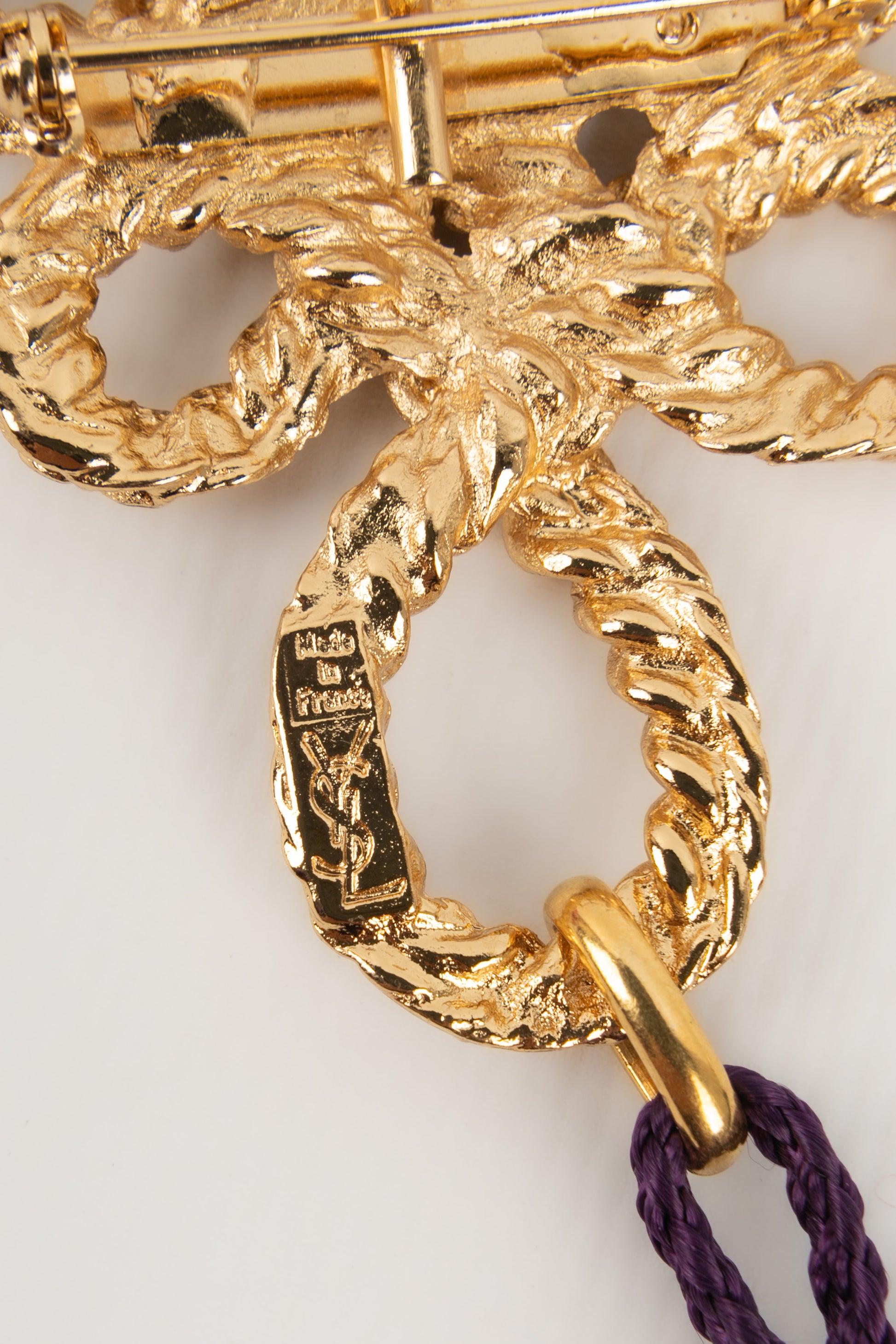 Broche/pendentif Yves Saint Laurent Trimmings en métal plaqué or Pour femmes en vente