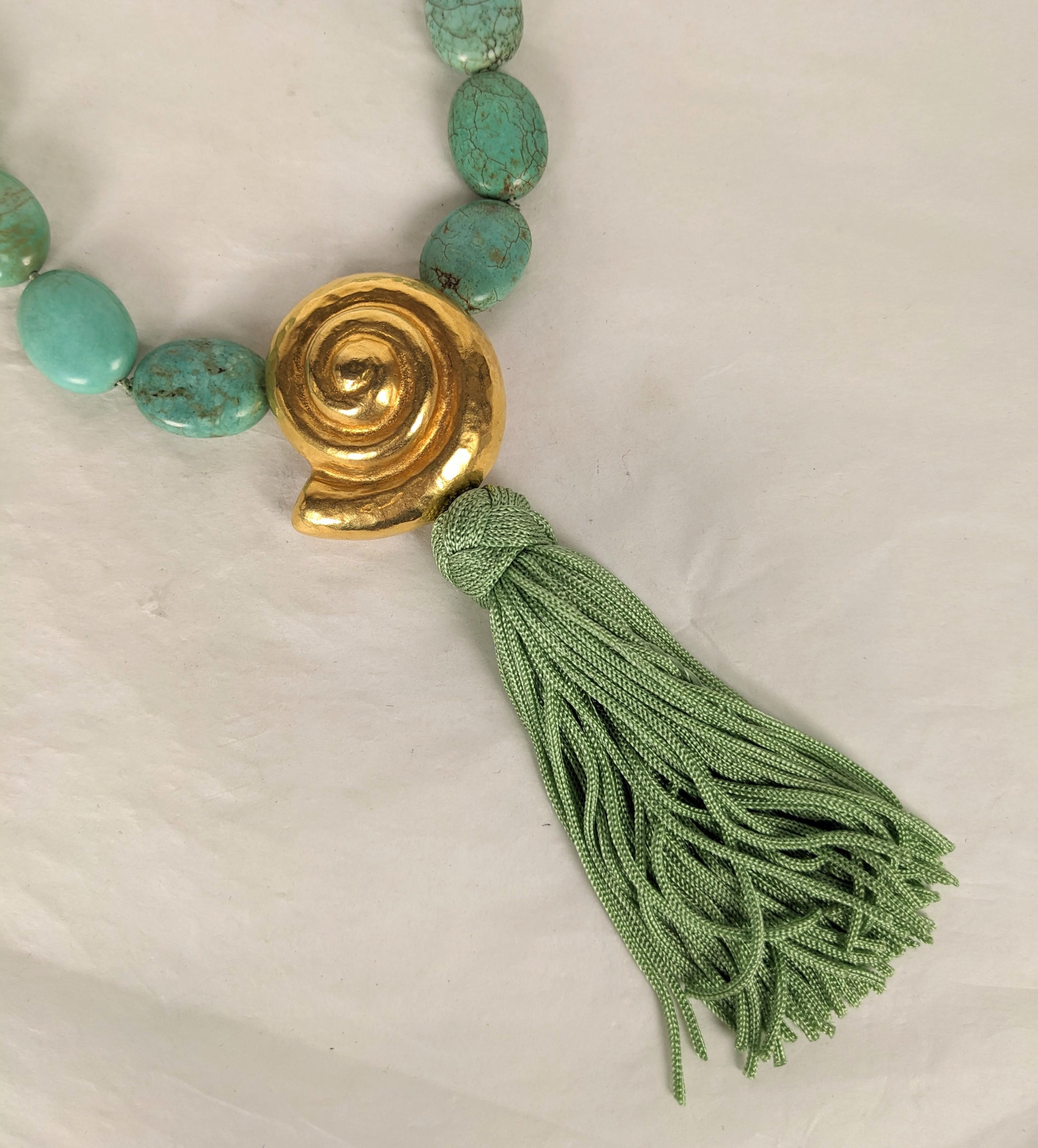 Yves Saint Laurent, collier de perles turquoises et dorées en forme de coquille de nautile Excellent état - En vente à New York, NY