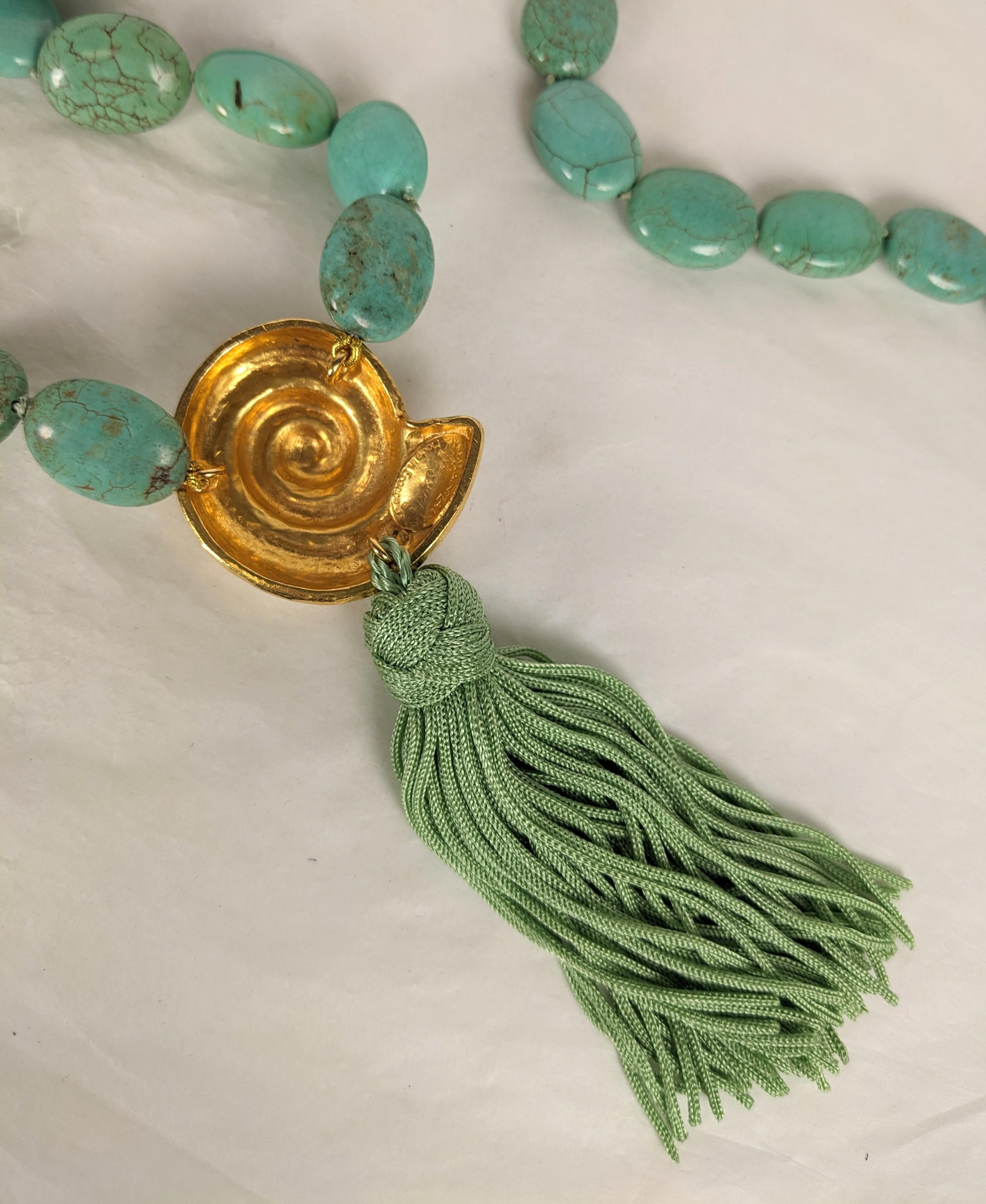 Yves Saint Laurent, collier de perles turquoises et dorées en forme de coquille de nautile Pour femmes en vente