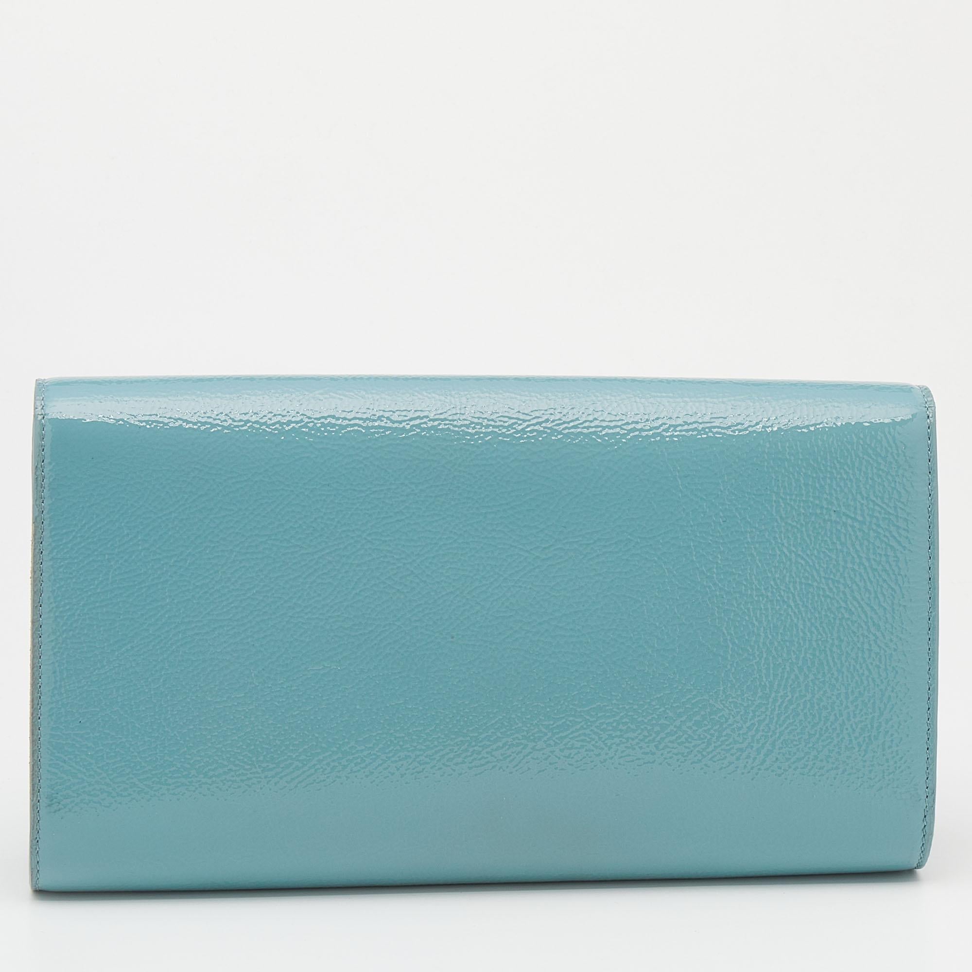The Belle De Jour clutch from Yves Saint Laurent is a creation that is not only stylish but also exceptionally well-made. It is a design that is simple and embodies class in a modern way. Meticulously crafted from turquoise patent leather, this