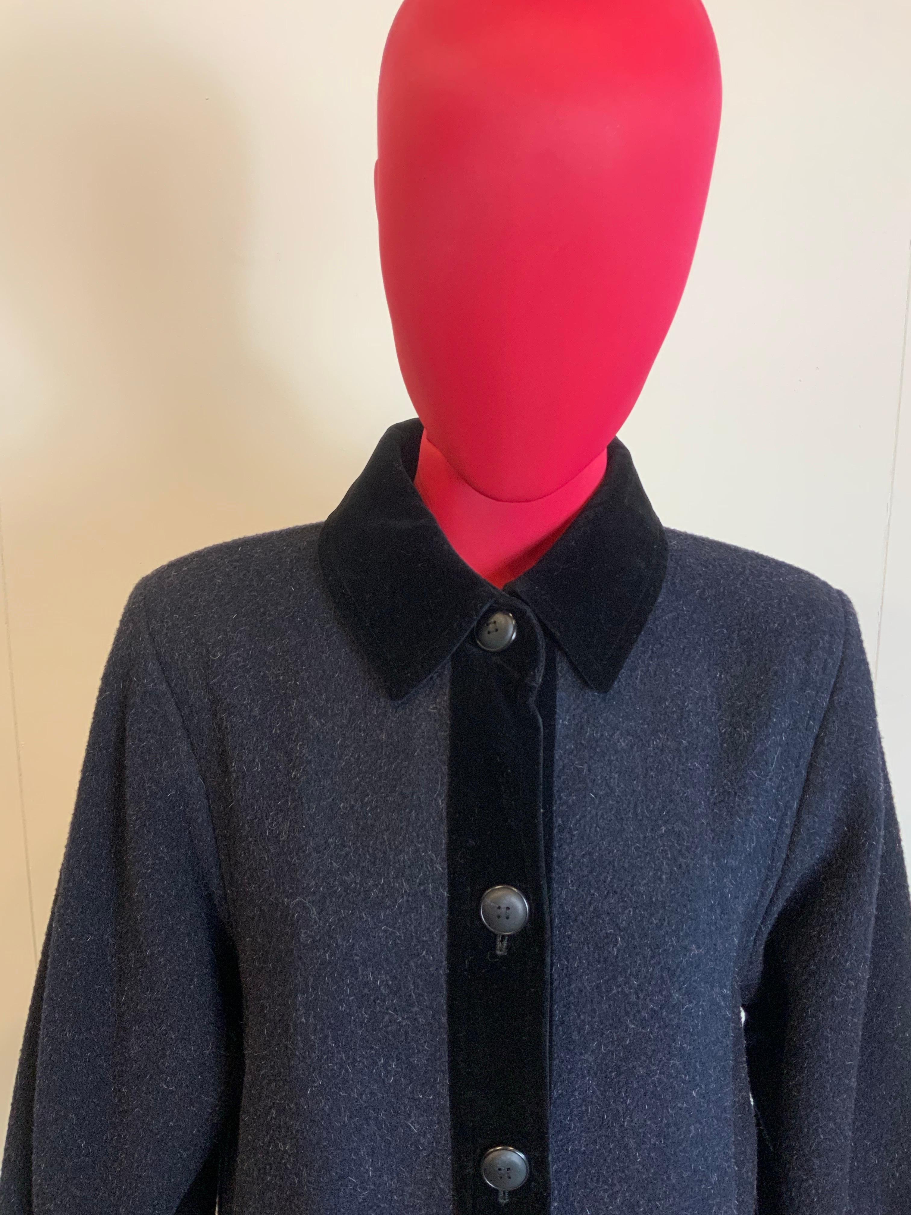 Yves Saint Laurent Variation Coat.
Missing composition label. We think it is wool with velvet inserts and silk lining.
Size 40 French which corresponds to an Italian 44.
Shoulders 44 cm
Bust 54 cm
Length 110 cm
Sleeve 60 cm
Vintage item in excellent